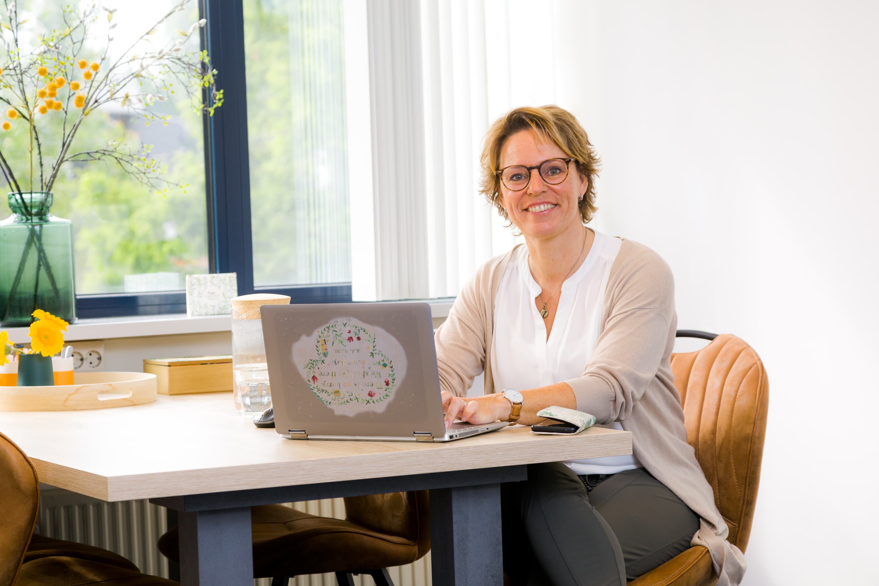 Personal Branding foto’s van Carina de Wilde of Carina met een cliënt die coaching ontvangt. De beelden stralen vertrouwen, energie en groei uit.