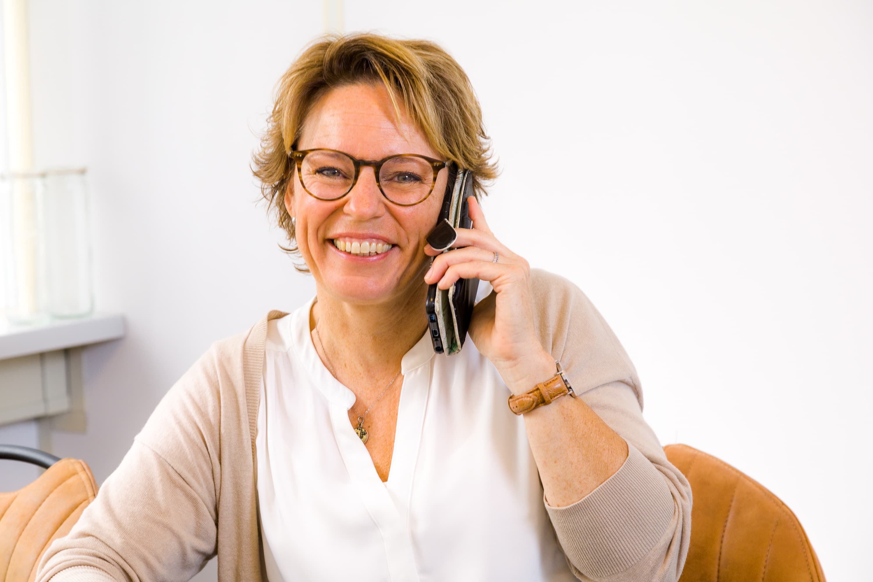 Personal Branding foto’s van Carina de Wilde of Carina met een cliënt die coaching ontvangt. De beelden stralen vertrouwen, energie en groei uit.