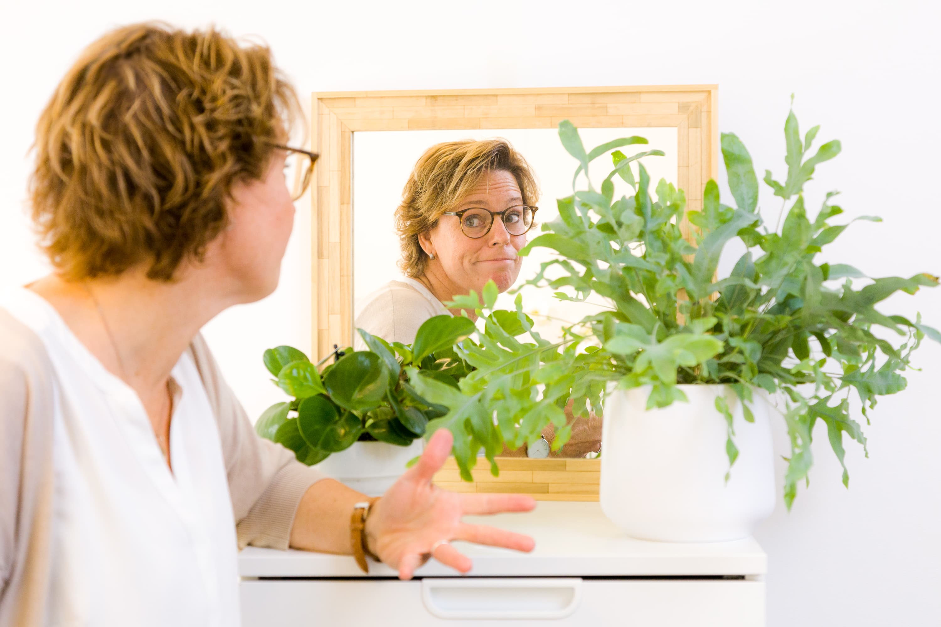 Personal Branding foto’s van Carina de Wilde of Carina met een cliënt die coaching ontvangt. De beelden stralen vertrouwen, energie en groei uit.