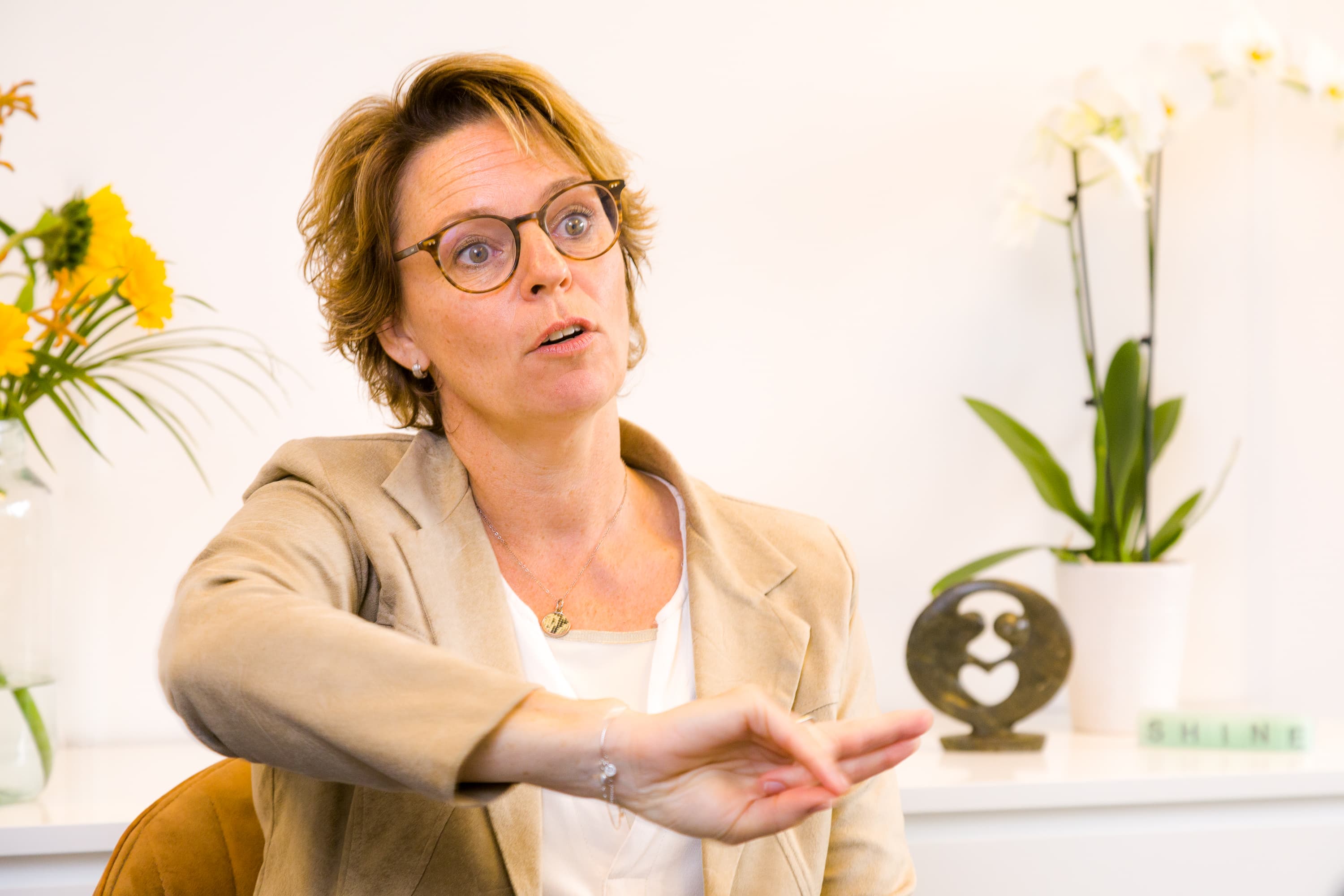 Personal Branding foto’s van Carina de Wilde of Carina met een cliënt die coaching ontvangt. De beelden stralen vertrouwen, energie en groei uit.