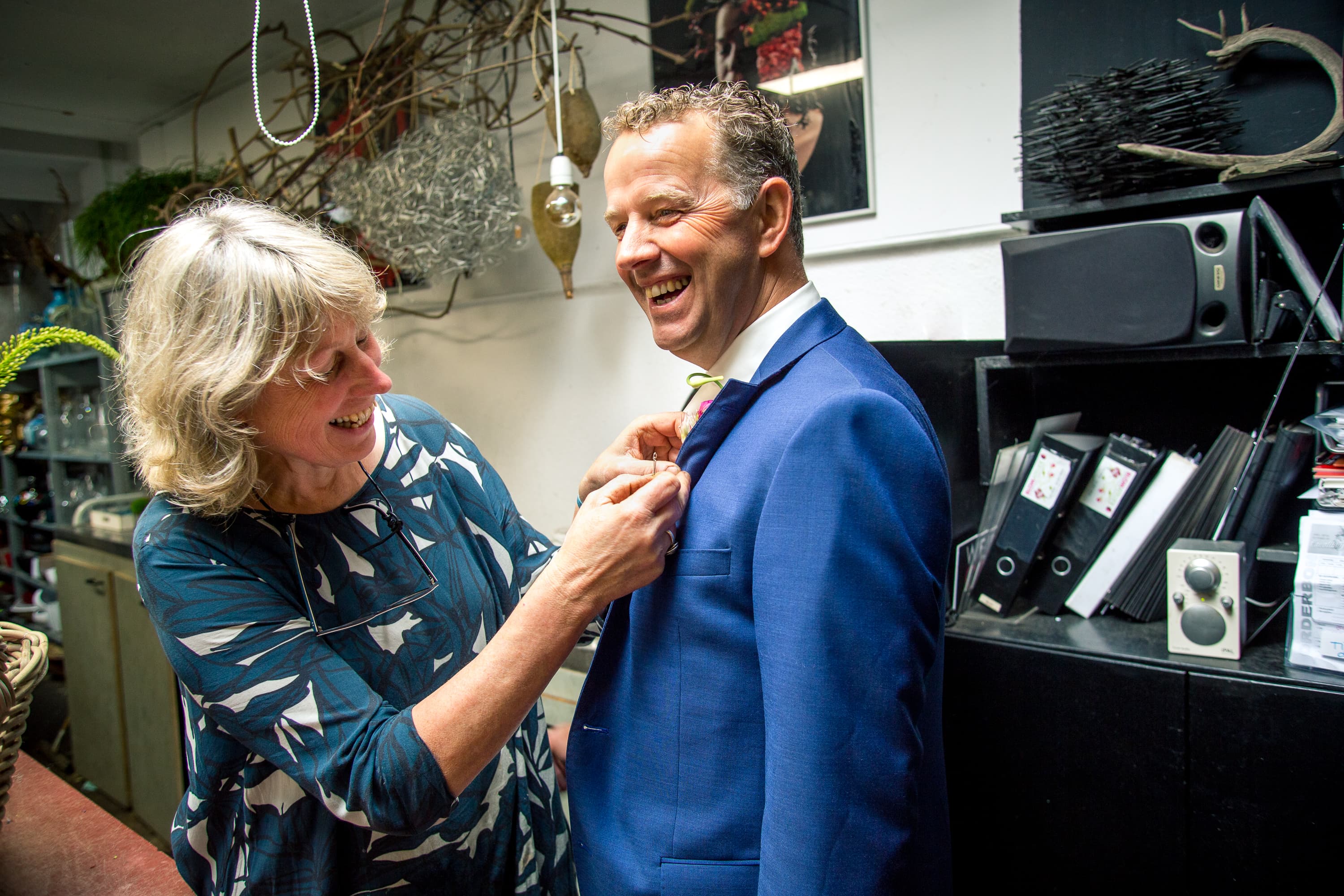 Foto van Diny Blom of een van haar klanten tijdens de voorbereiding voor boeketten voor een trouwerij. De foto’s geven met een sfeer van kleur, vrolijkheid en inspiratie een goed beeld van het prachtige werk van Diny Blom.