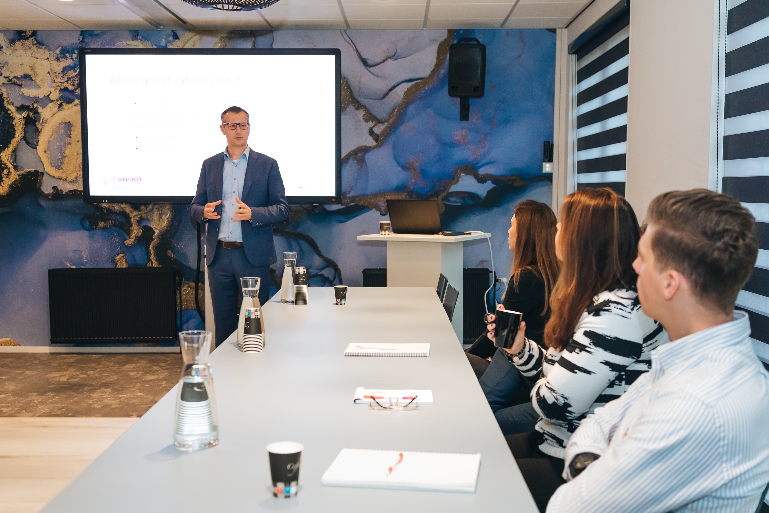 Employer Branding van een medewerker van Lansigt, werkend, lachend of poserend in het kantoor in Alphen aan den Rijn. 