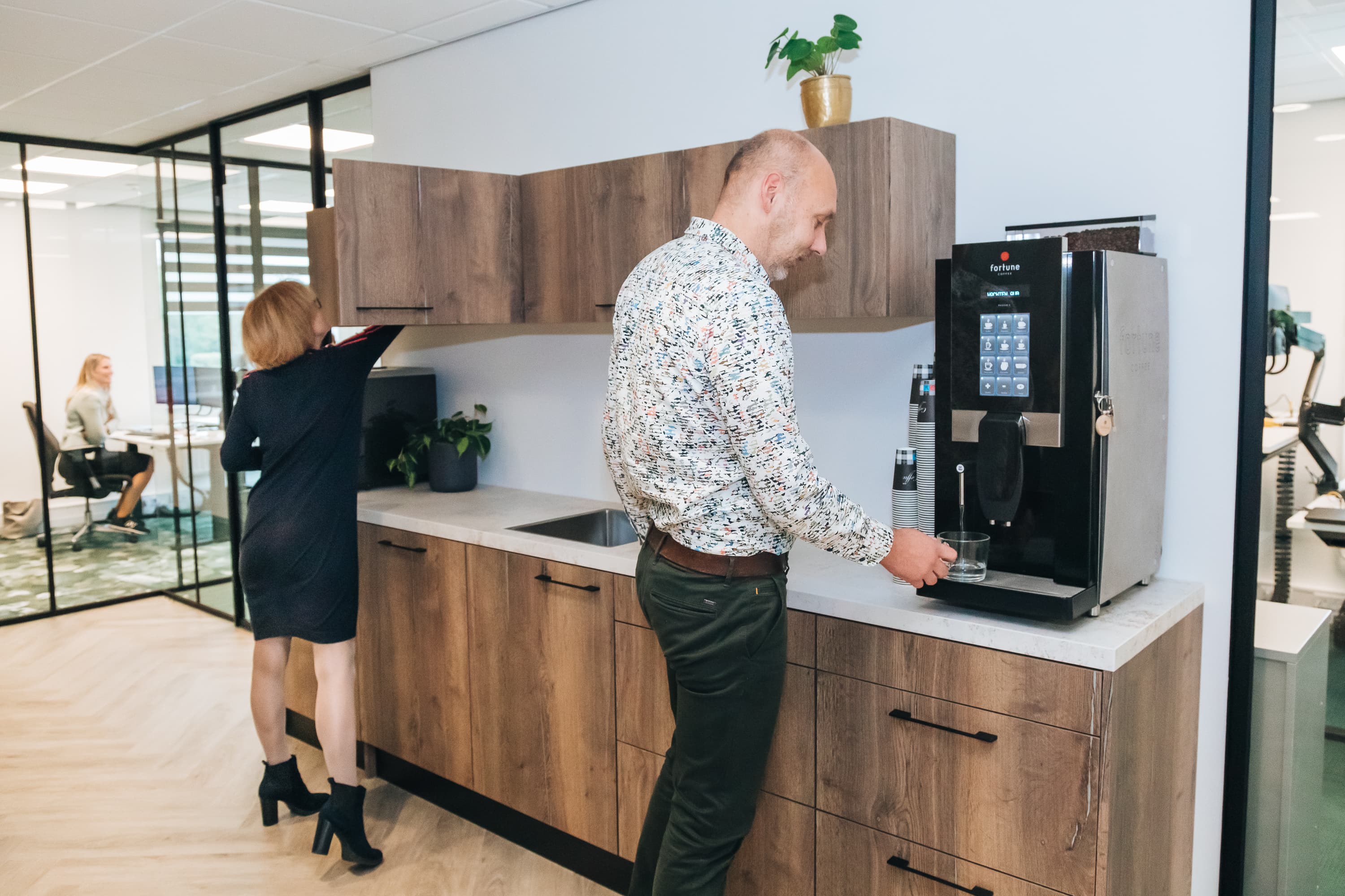 Employer Branding van een medewerker van Lansigt, werkend, lachend of poserend in het kantoor in Alphen aan den Rijn. 