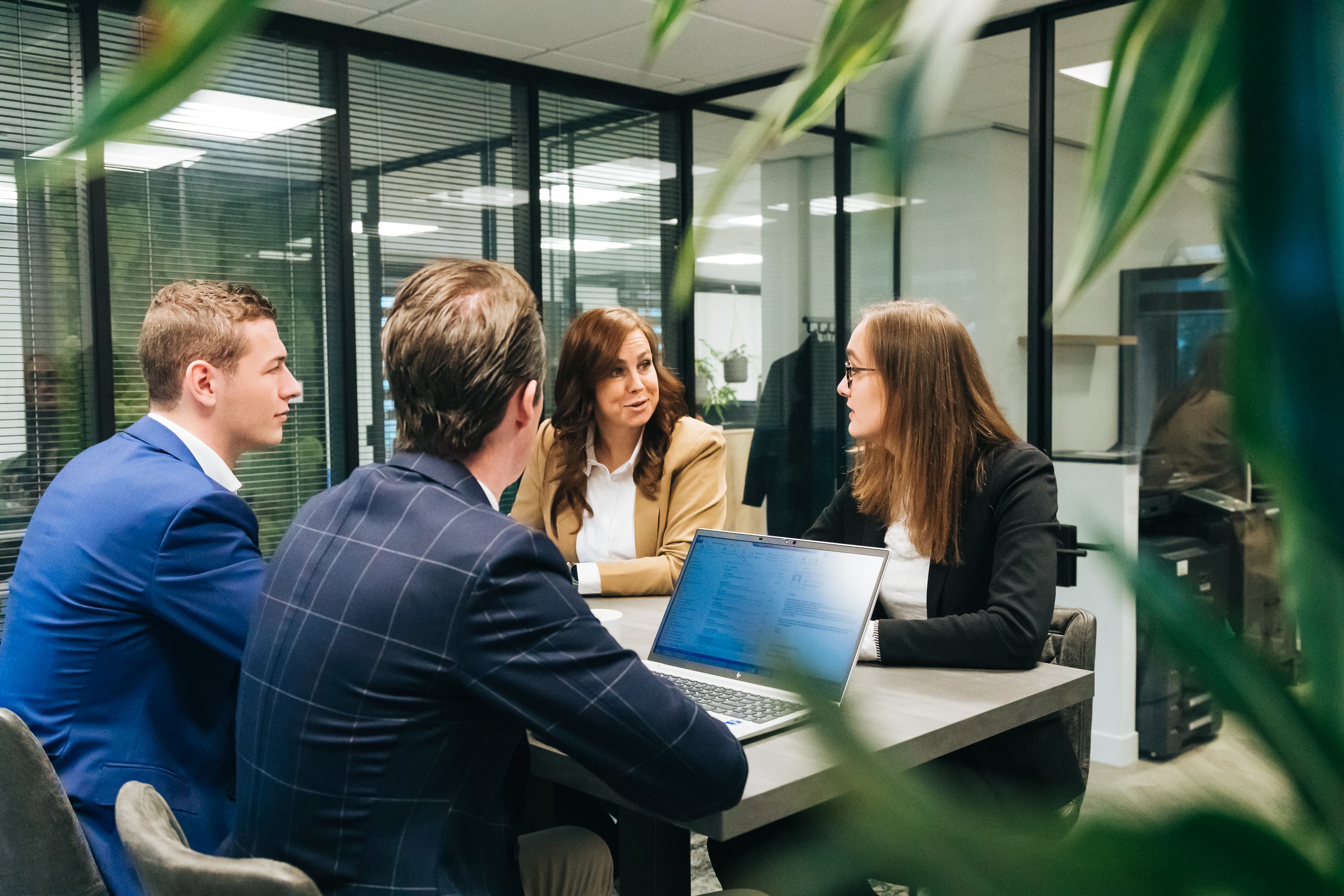 Employer Branding van een medewerker van Lansigt, werkend, lachend of poserend in het kantoor in Alphen aan den Rijn. 