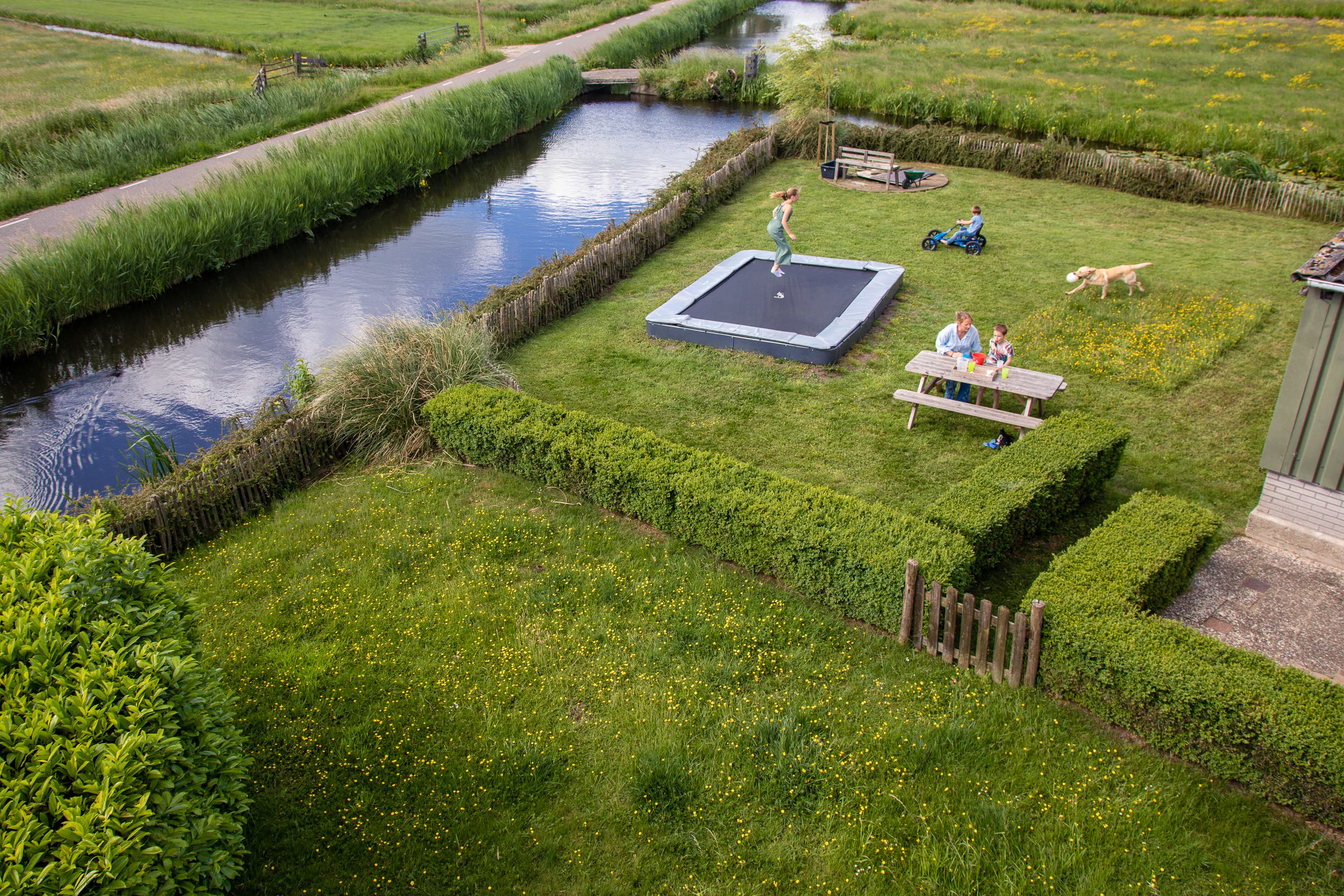 Verschillende branding foto’s die de sfeer in het logeerhuis weergeven, zodat ouders en kinderen een indruk krijgen van deze liefdevolle opvang in Bergambacht. 