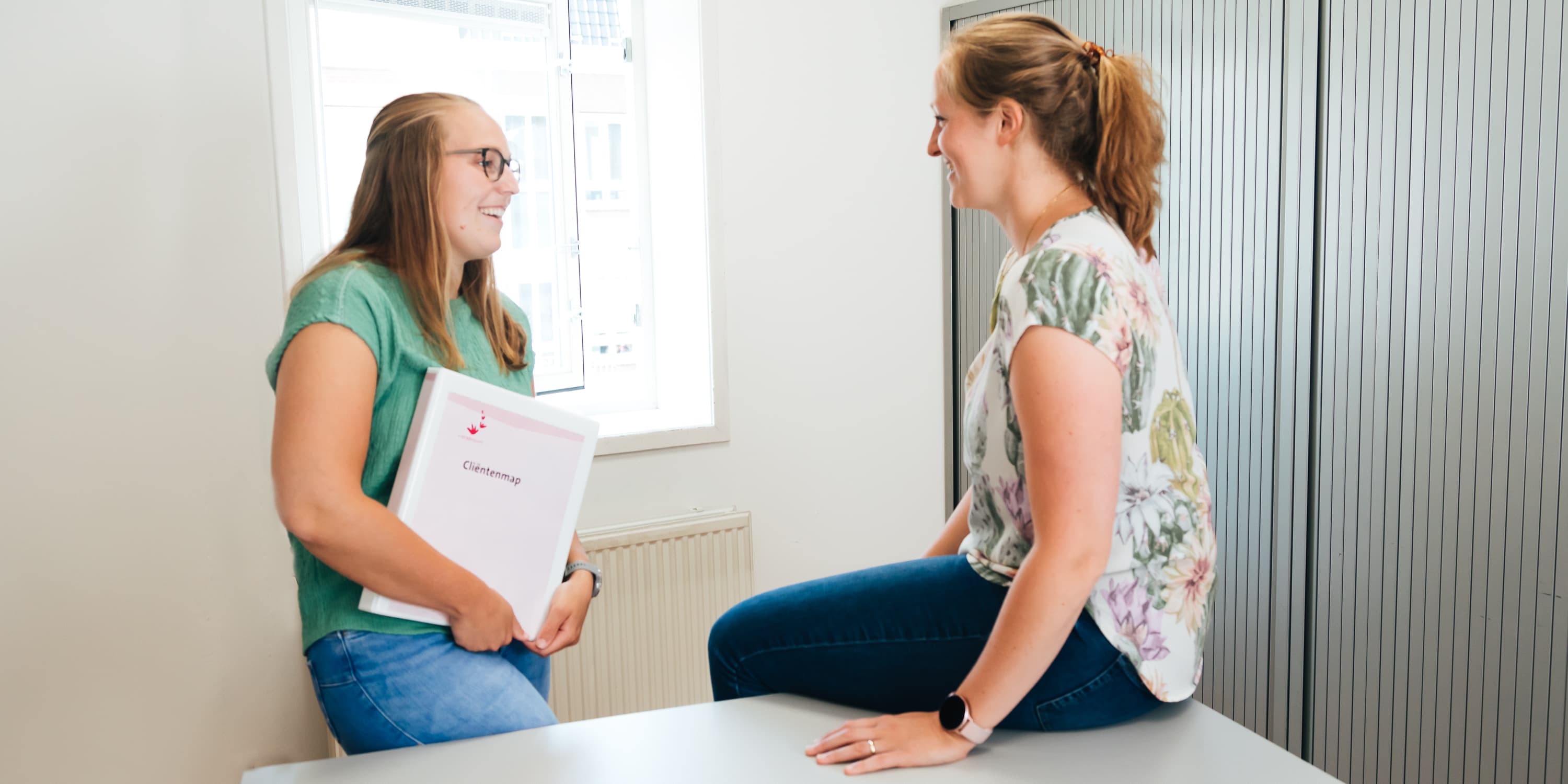 Foto van een medewerker of een groep medewerkers van Vierstroom Zorg Thuis die hun werk doen of samen plezier hebben, met een uitstraling van passie, betrokkenheid en gezelligheid