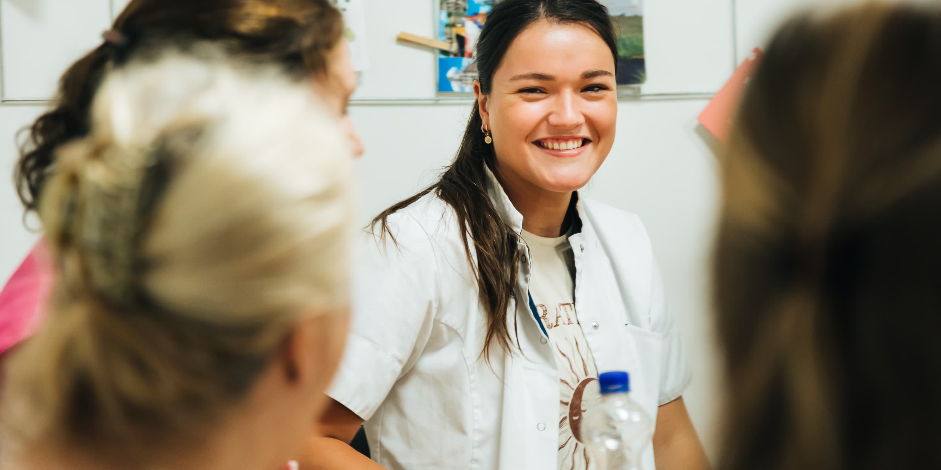 Foto van een medewerker of een groep medewerkers van Vierstroom Zorg Thuis die hun werk doen of samen plezier hebben, met een uitstraling van passie, betrokkenheid en gezelligheid