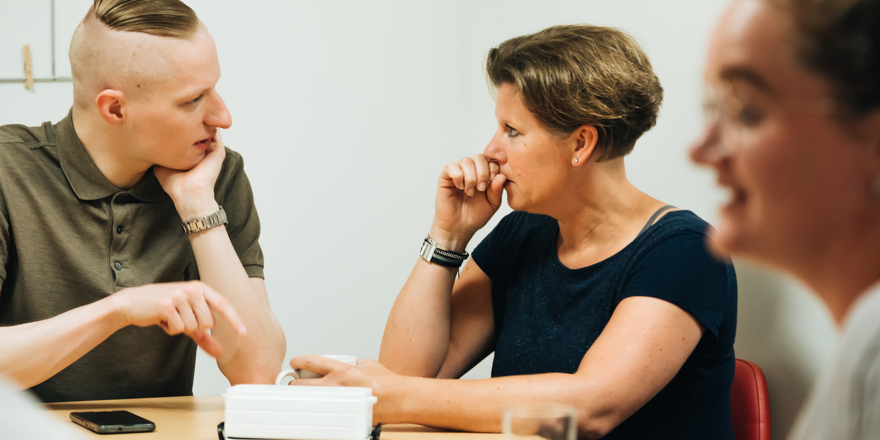 Foto van een medewerker of een groep medewerkers van Vierstroom Zorg Thuis die hun werk doen of samen plezier hebben, met een uitstraling van passie, betrokkenheid en gezelligheid