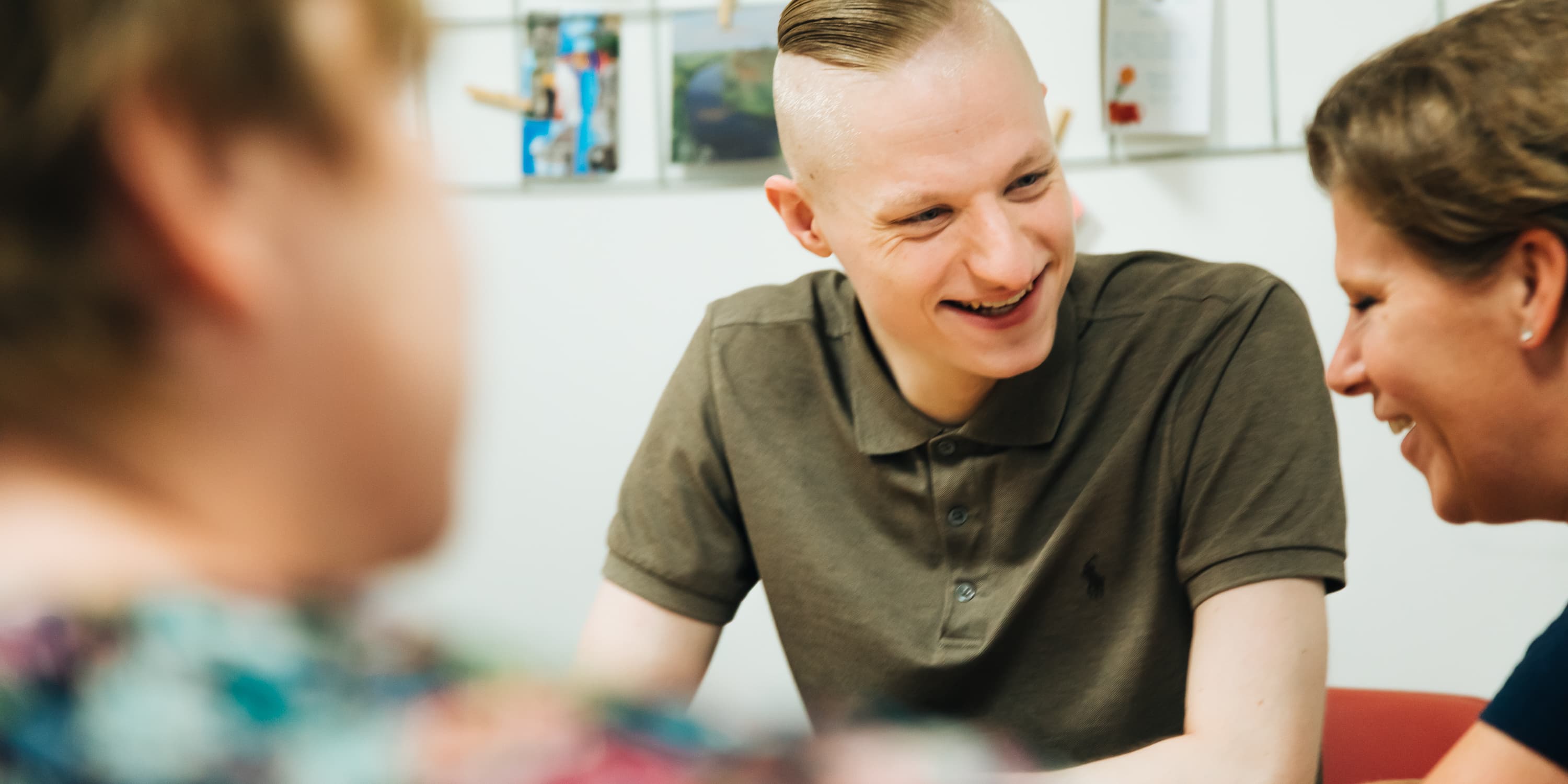 Foto van een medewerker of een groep medewerkers van Vierstroom Zorg Thuis die hun werk doen of samen plezier hebben, met een uitstraling van passie, betrokkenheid en gezelligheid