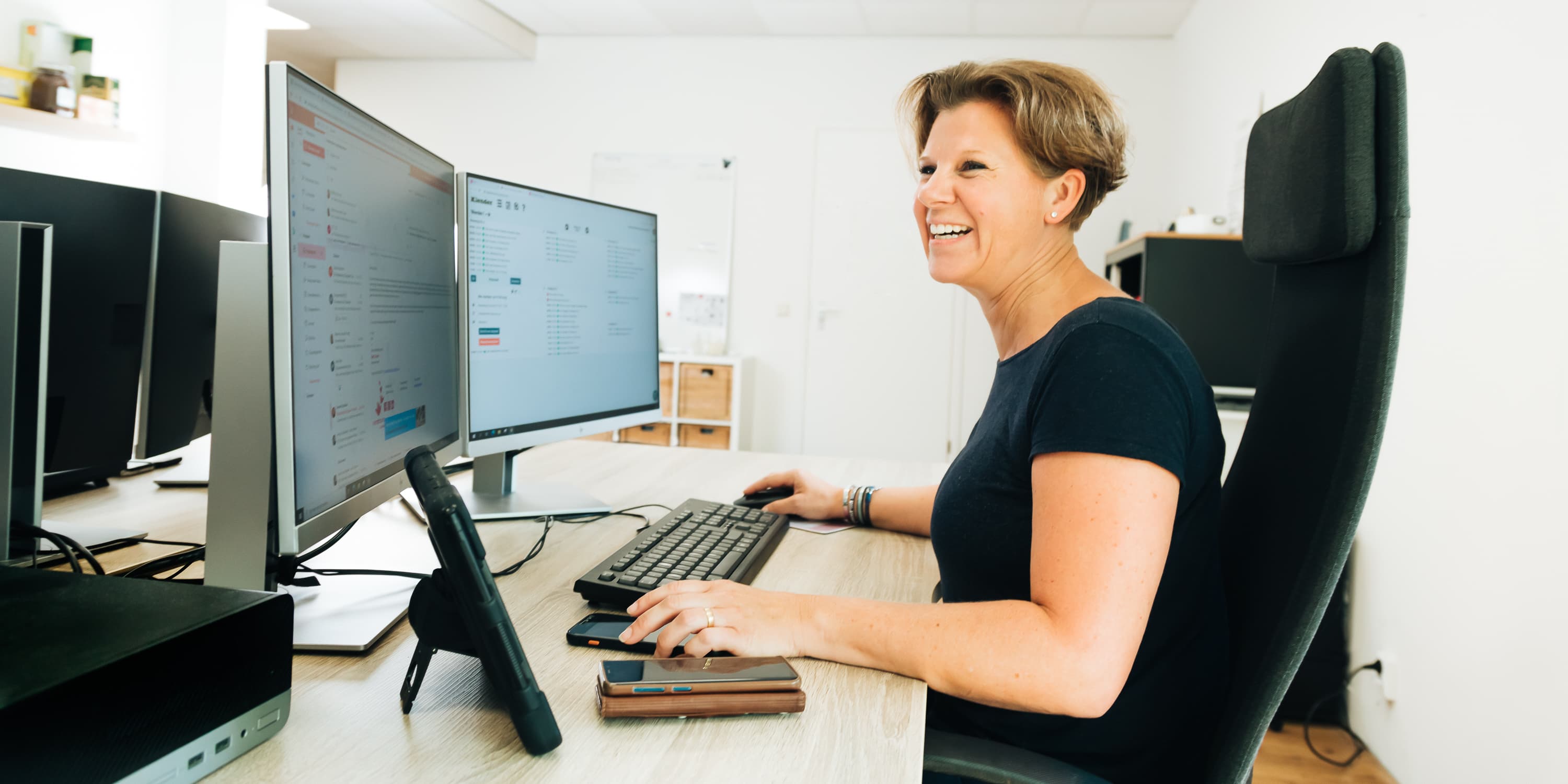 Foto van een medewerker of een groep medewerkers van Vierstroom Zorg Thuis die hun werk doen of samen plezier hebben, met een uitstraling van passie, betrokkenheid en gezelligheid