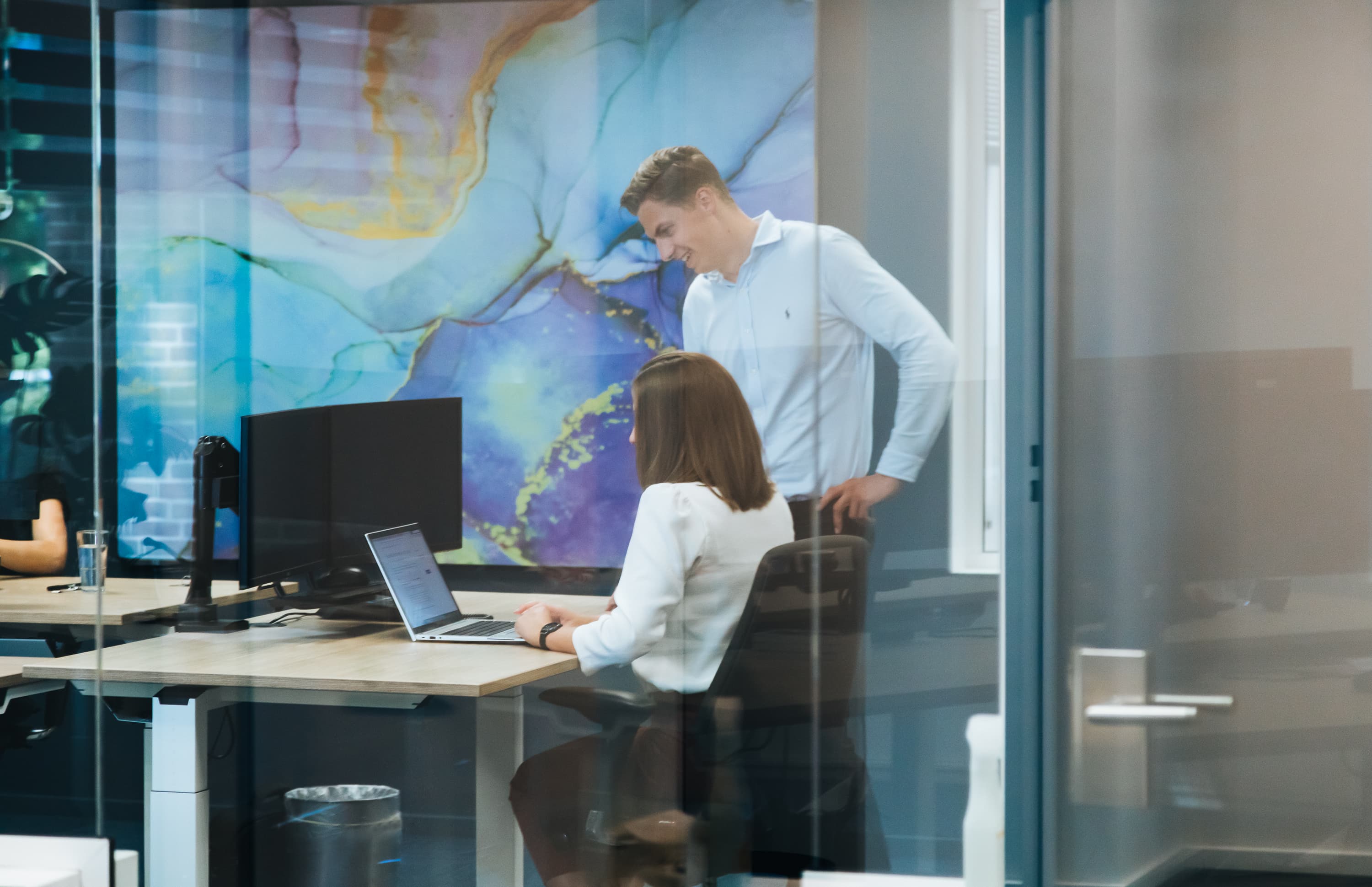 Employer Branding van een ‘Young Professional’ van Lansigt, werkend, lachend of poserend in een van de vestigingen van het accountantskantoor, namelijk Gouda.