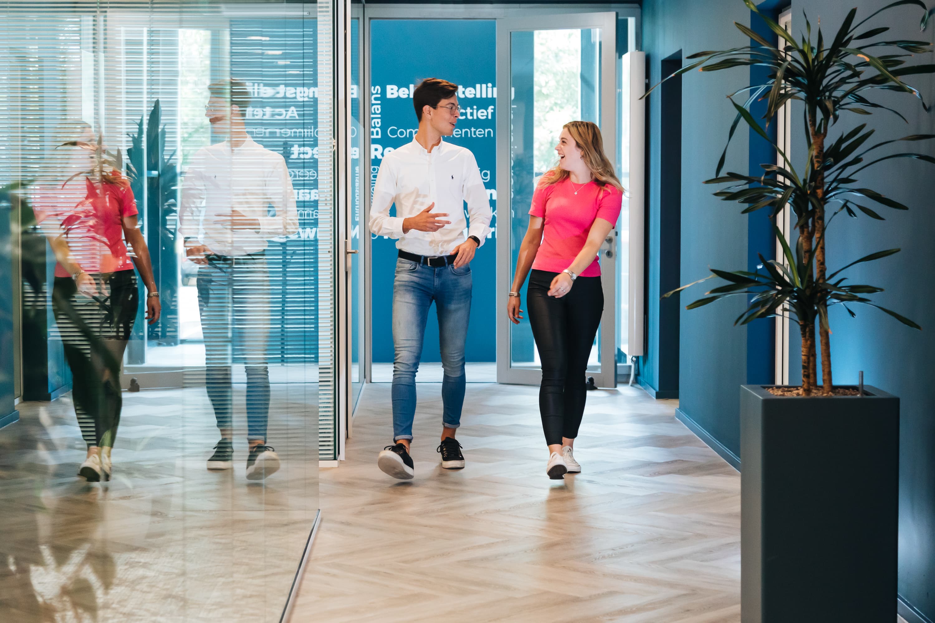 Employer Branding van een ‘Young Professional’ van Lansigt, werkend, lachend of poserend in een van de vestigingen van het accountantskantoor, namelijk Gouda.