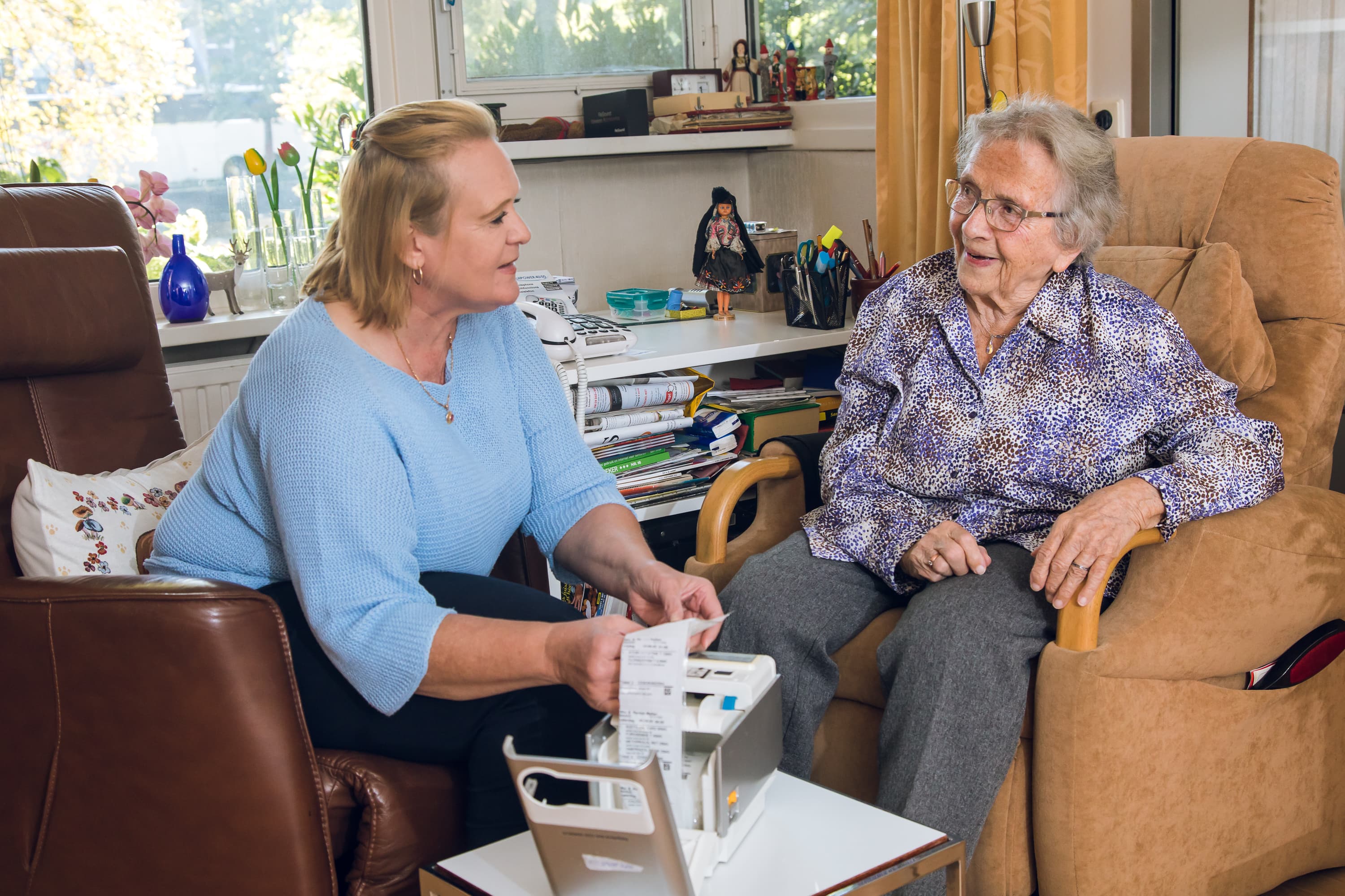 Foto van een medewerker van Vierstroom Zorg Thuis die cliënten helpen met technologie, verzorging, maar vooral ook een luisterend oor.