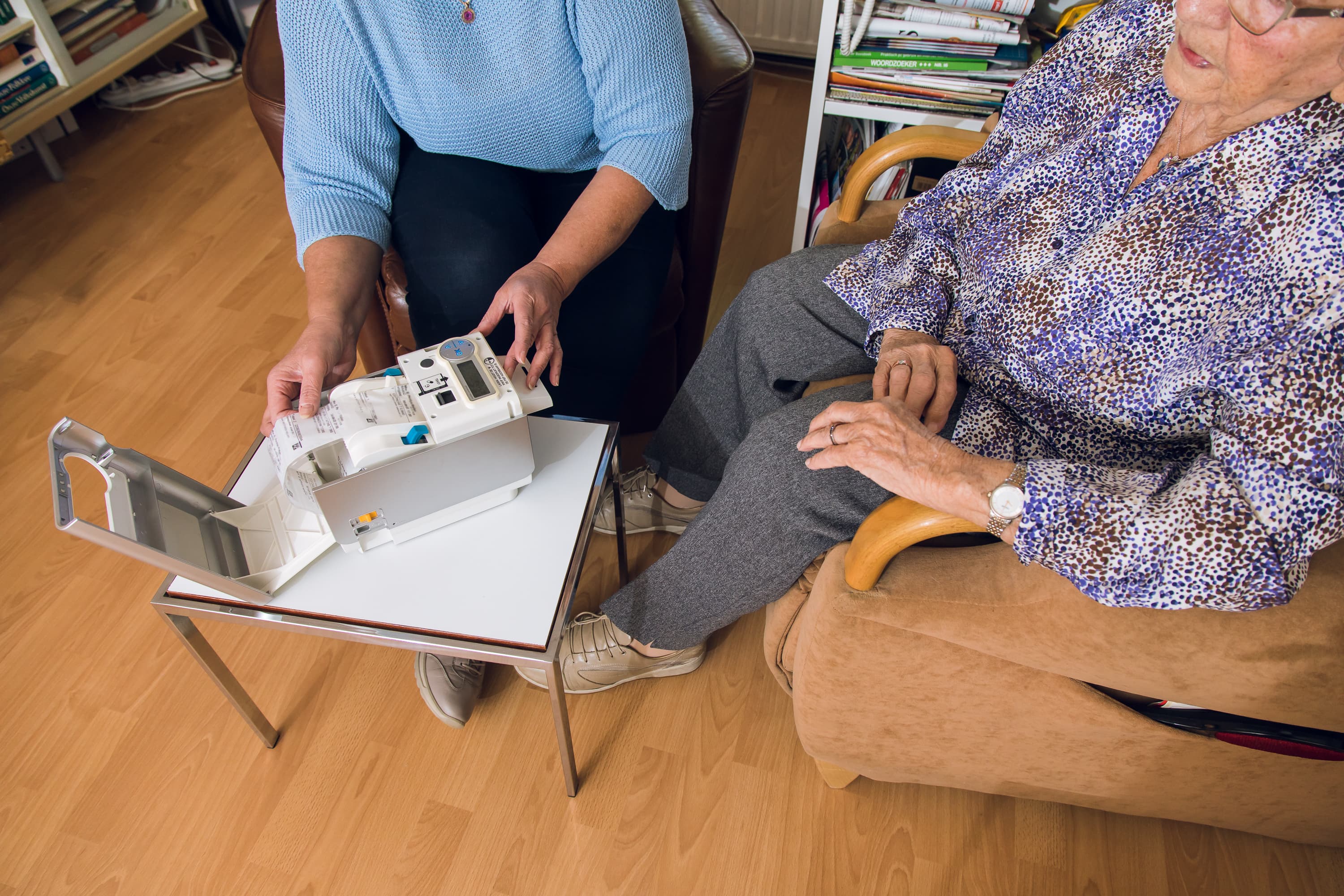 Foto van een medewerker van Vierstroom Zorg Thuis die cliënten helpen met technologie, verzorging, maar vooral ook een luisterend oor.