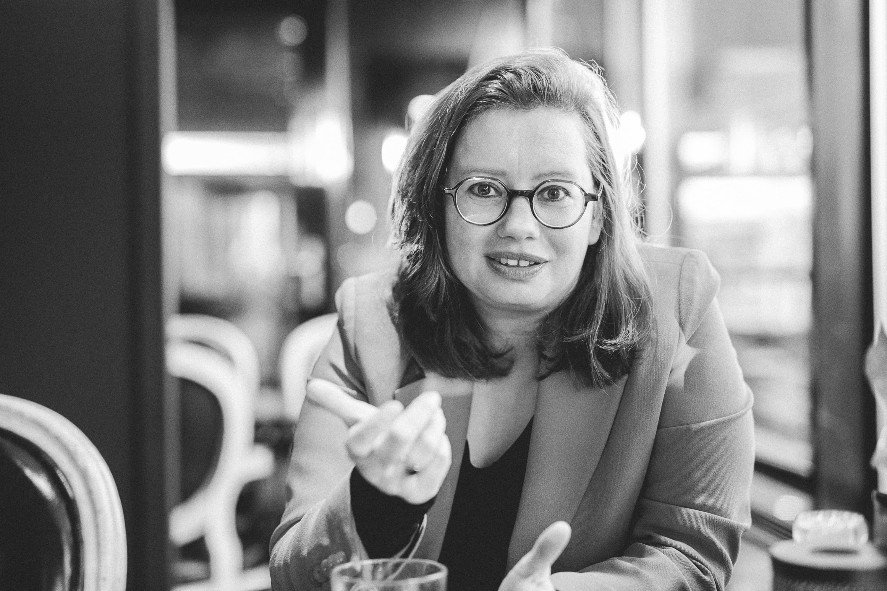 Vanessa GeversEen zwart-witte portretfoto gemaakt door Francis Frionnet van een BNI-lid, met een link naar zijn of haar persoonlijke verhaal.