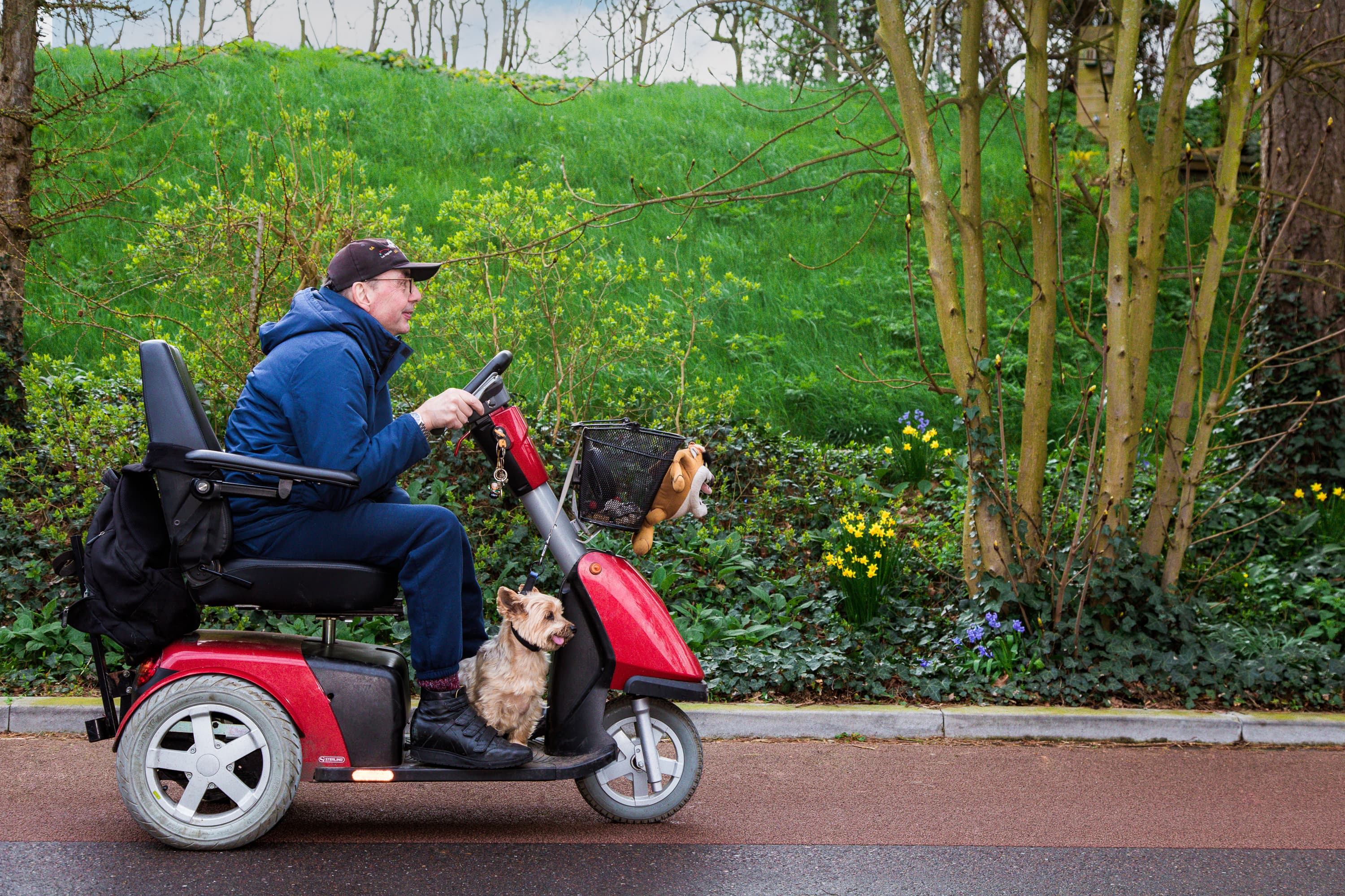 Authentieke beelden van een cliënt van Vierstroom Zorg Thuis, met een citaat over hoe de zorgmedewerkers hem of haar helpen om zelfstandig en gelukkig te blijven in eigen huis.