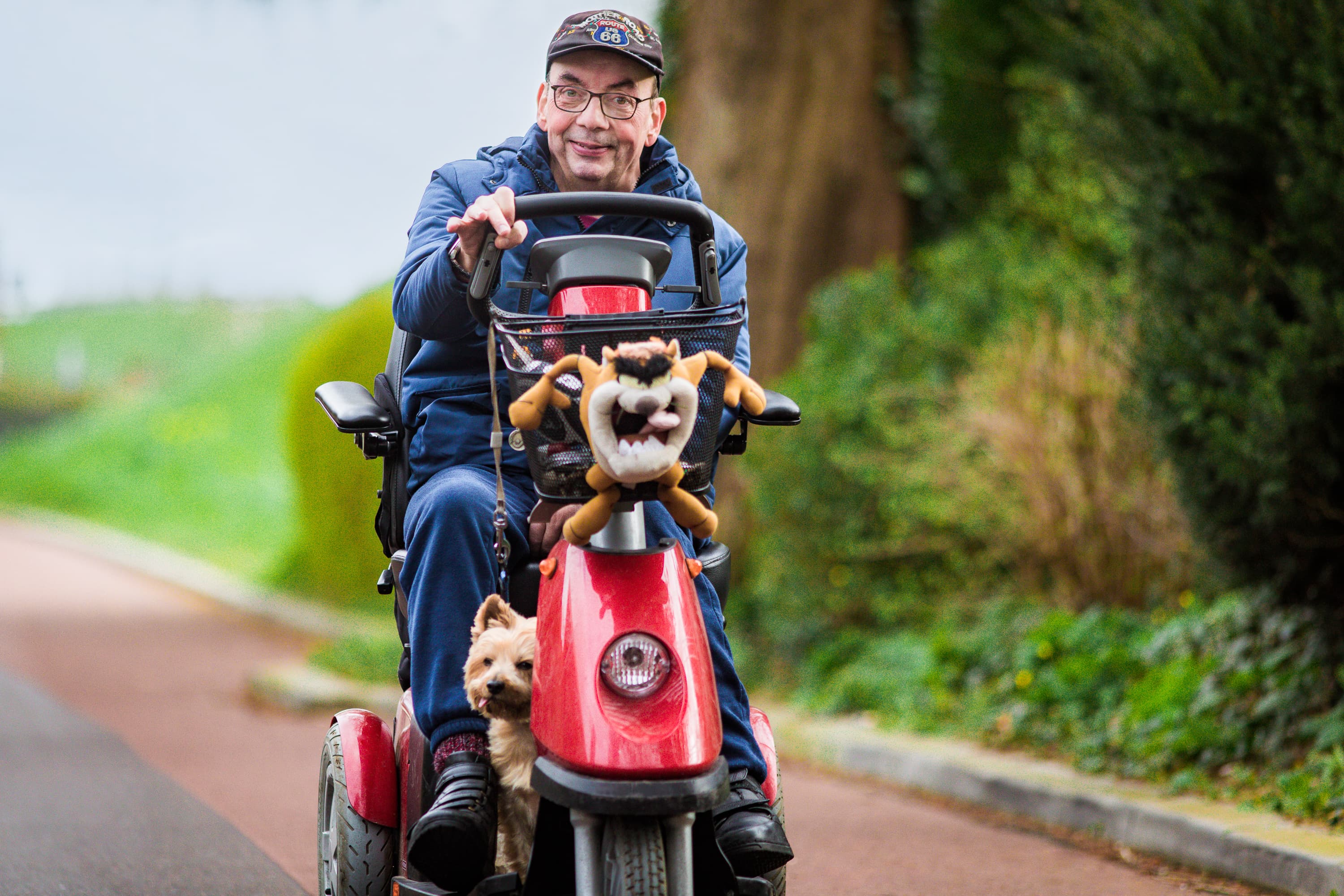 Authentieke beelden van een cliënt van Vierstroom Zorg Thuis, met een citaat over hoe de zorgmedewerkers hem of haar helpen om zelfstandig en gelukkig te blijven in eigen huis.