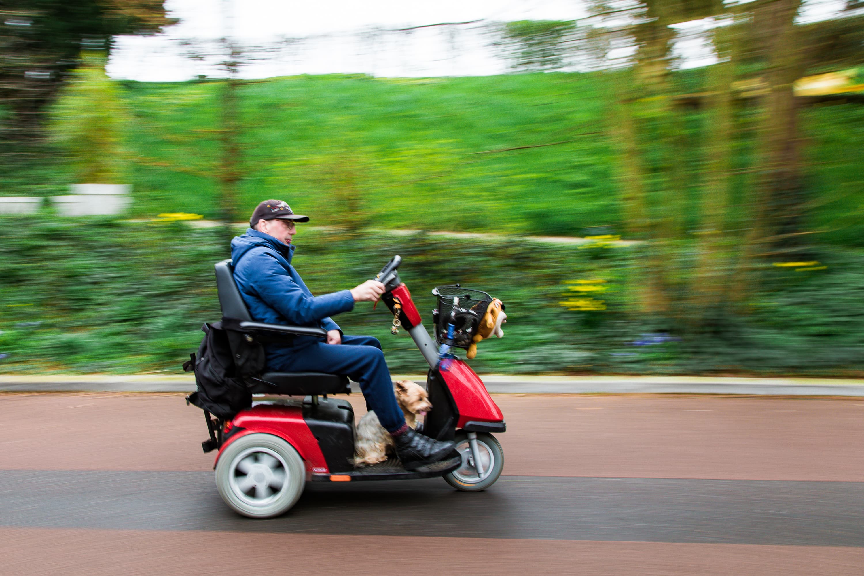 Authentieke beelden van een cliënt van Vierstroom Zorg Thuis, met een citaat over hoe de zorgmedewerkers hem of haar helpen om zelfstandig en gelukkig te blijven in eigen huis.