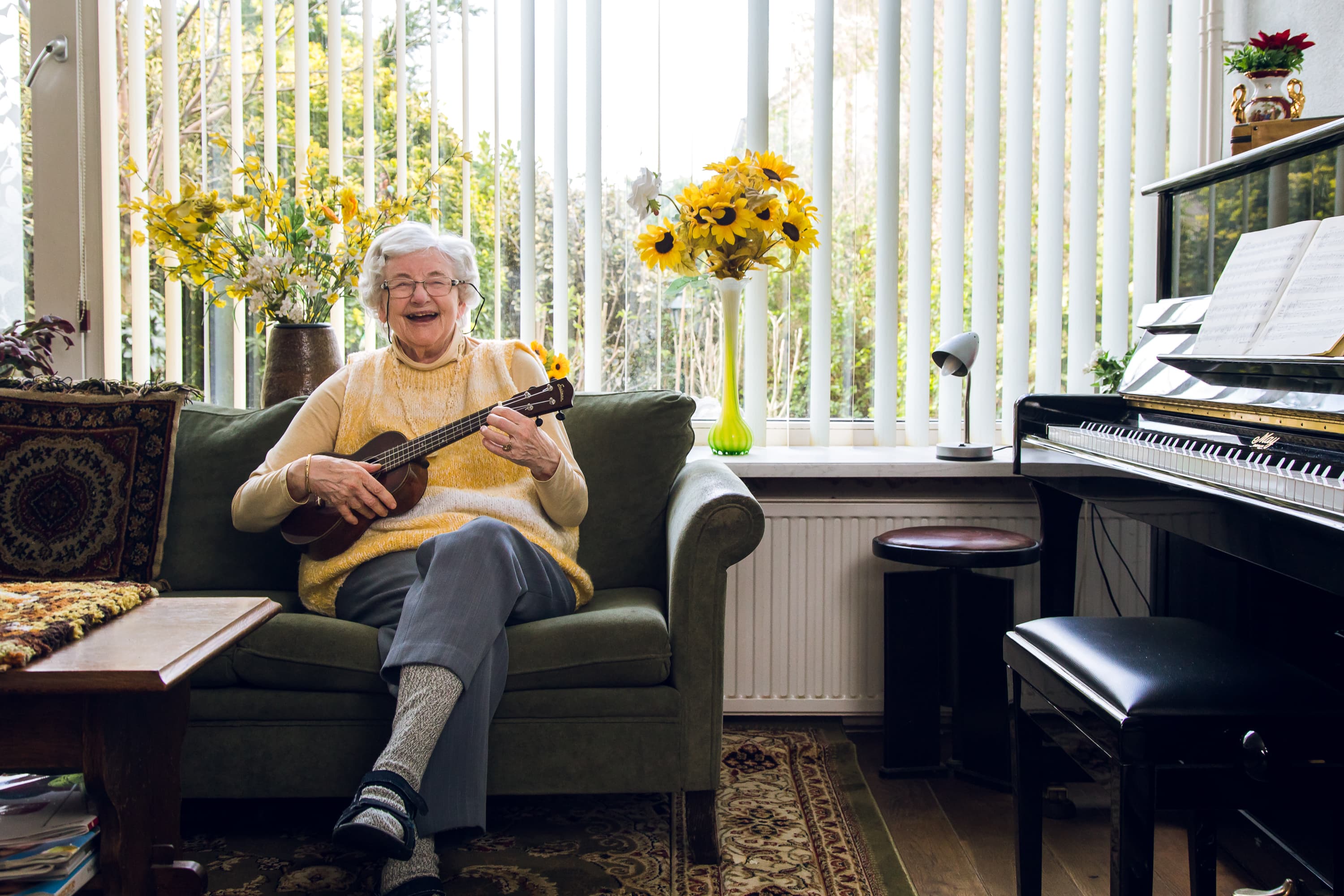 Authentieke beelden van een cliënt van Vierstroom Zorg Thuis, met een citaat over hoe de zorgmedewerkers hem of haar helpen om zelfstandig en gelukkig te blijven in eigen huis.