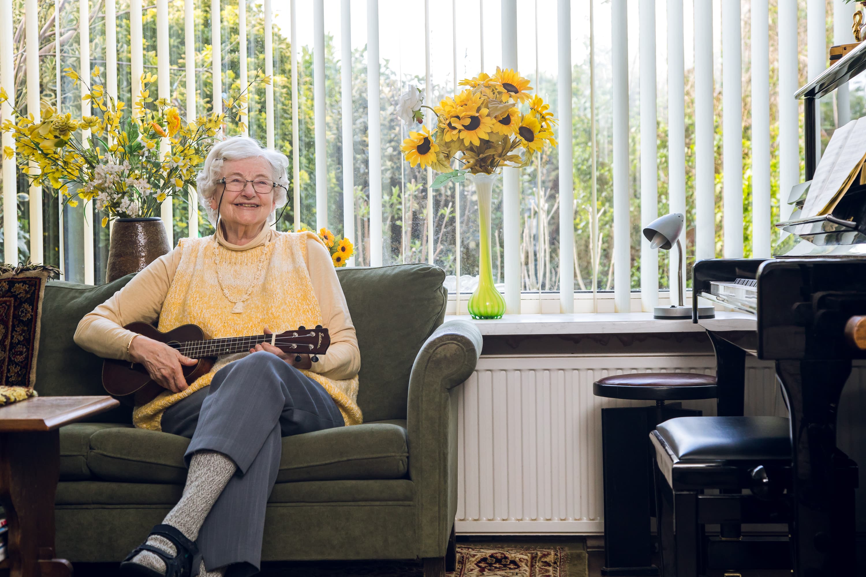 Authentieke beelden van een cliënt van Vierstroom Zorg Thuis, met een citaat over hoe de zorgmedewerkers hem of haar helpen om zelfstandig en gelukkig te blijven in eigen huis.