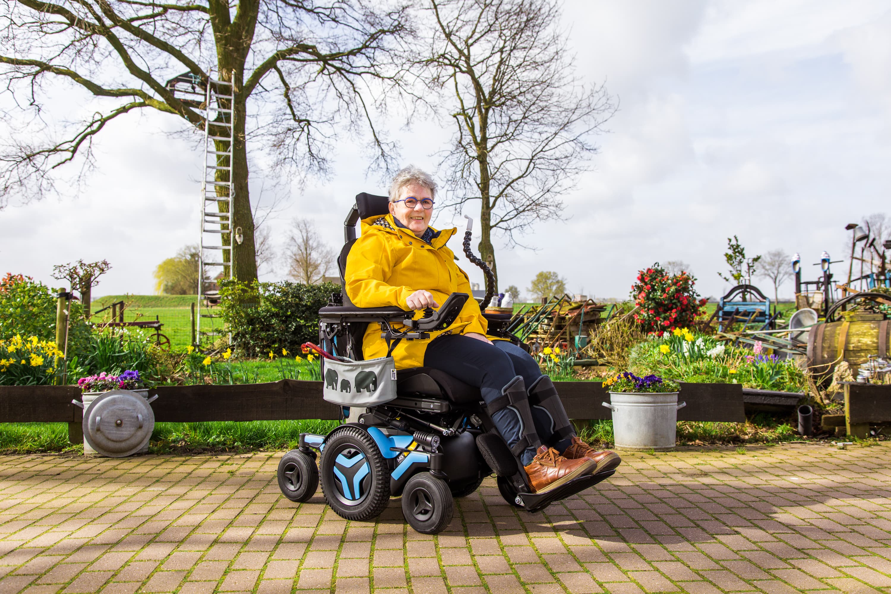 Authentieke beelden van een cliënt van Vierstroom Zorg Thuis, met een citaat over hoe de zorgmedewerkers hem of haar helpen om zelfstandig en gelukkig te blijven in eigen huis.