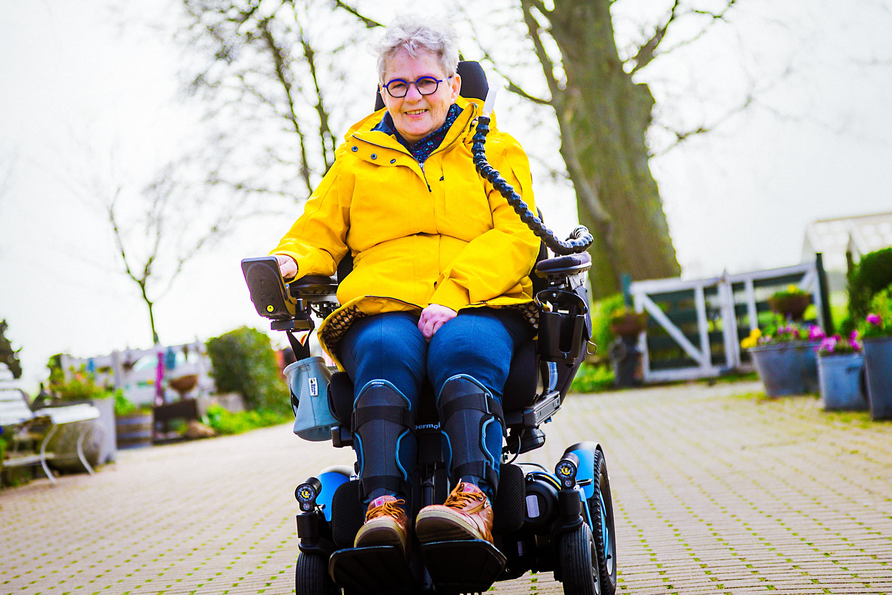 Authentieke beelden van een cliënt van Vierstroom Zorg Thuis, met een citaat over hoe de zorgmedewerkers hem of haar helpen om zelfstandig en gelukkig te blijven in eigen huis.