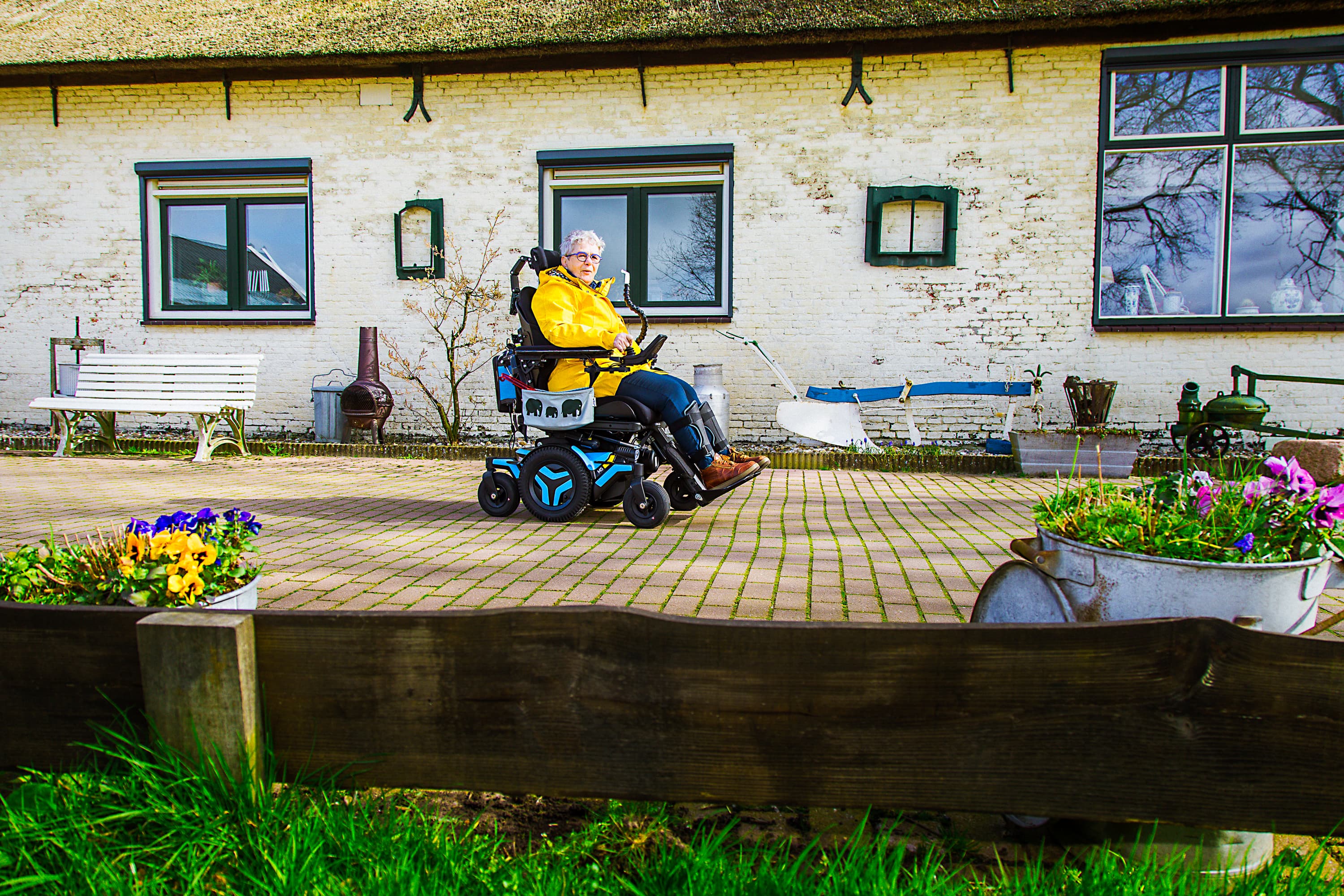 Authentieke beelden van een cliënt van Vierstroom Zorg Thuis, met een citaat over hoe de zorgmedewerkers hem of haar helpen om zelfstandig en gelukkig te blijven in eigen huis.