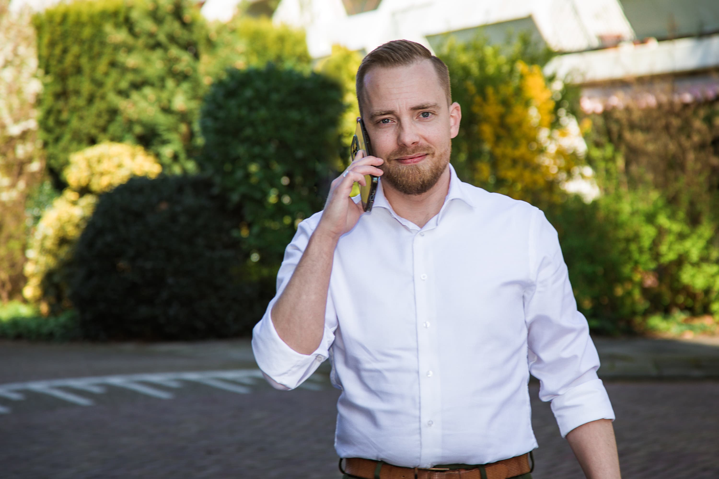 Personal Branding foto’s van Timo de Jong laten zien wie hij is. En ligt een tipje op van zijn gezinsleven, de omgeving waar hij opgroeide en nu werkt. Maar de beelden tonen ook de mensen met wie hij samenwerkt, zoals Jowy Ricardo en Stefan Vos.