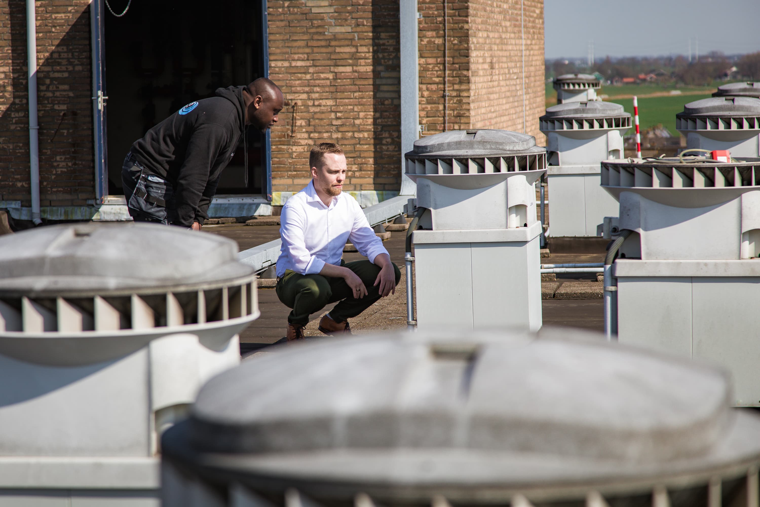 Personal Branding foto’s van Timo de Jong laten zien wie hij is. En ligt een tipje op van zijn gezinsleven, de omgeving waar hij opgroeide en nu werkt. Maar de beelden tonen ook de mensen met wie hij samenwerkt, zoals Jowy Ricardo en Stefan Vos.