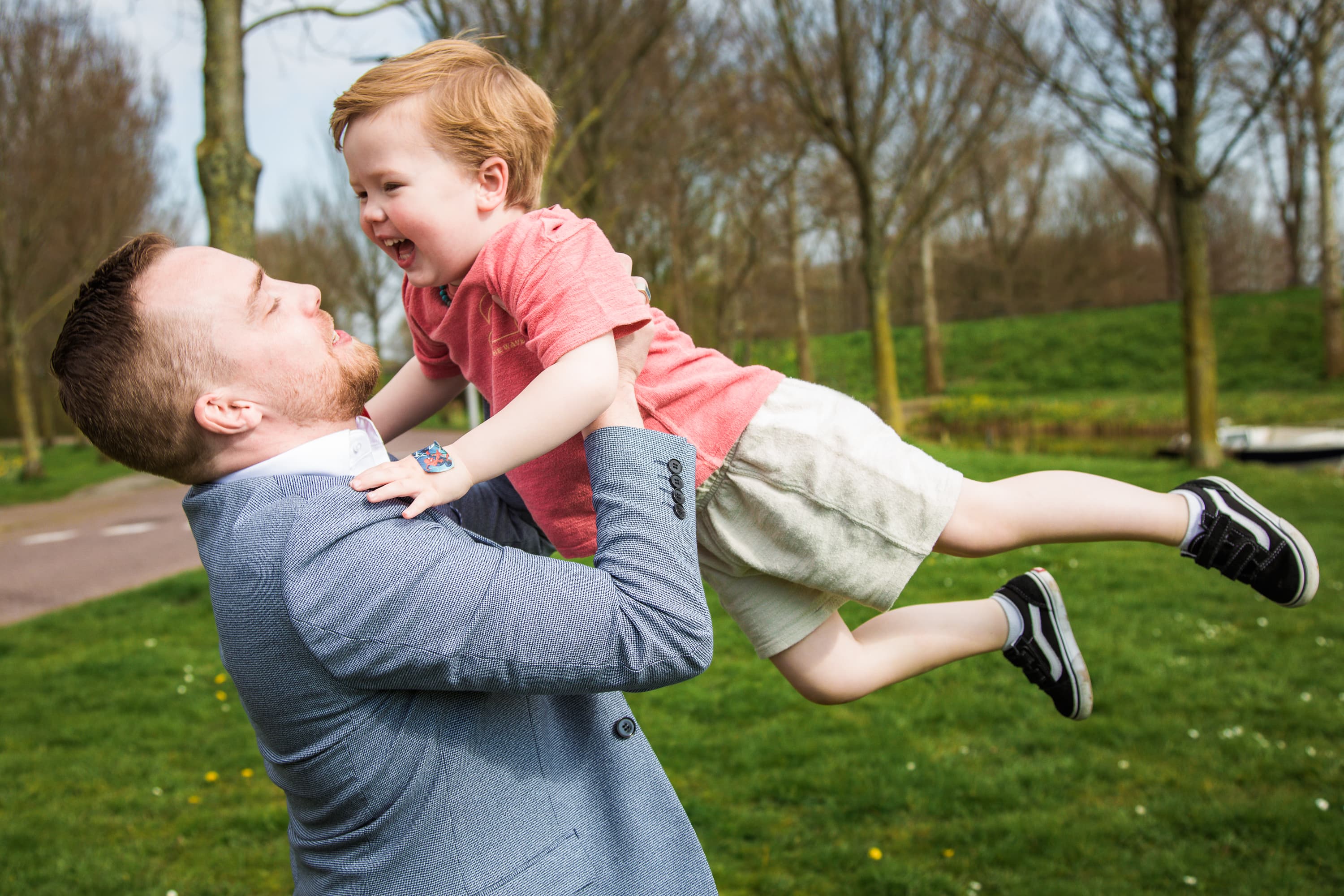 Personal Branding foto’s van Timo de Jong laten zien wie hij is. En ligt een tipje op van zijn gezinsleven, de omgeving waar hij opgroeide en nu werkt. Maar de beelden tonen ook de mensen met wie hij samenwerkt, zoals Jowy Ricardo en Stefan Vos.