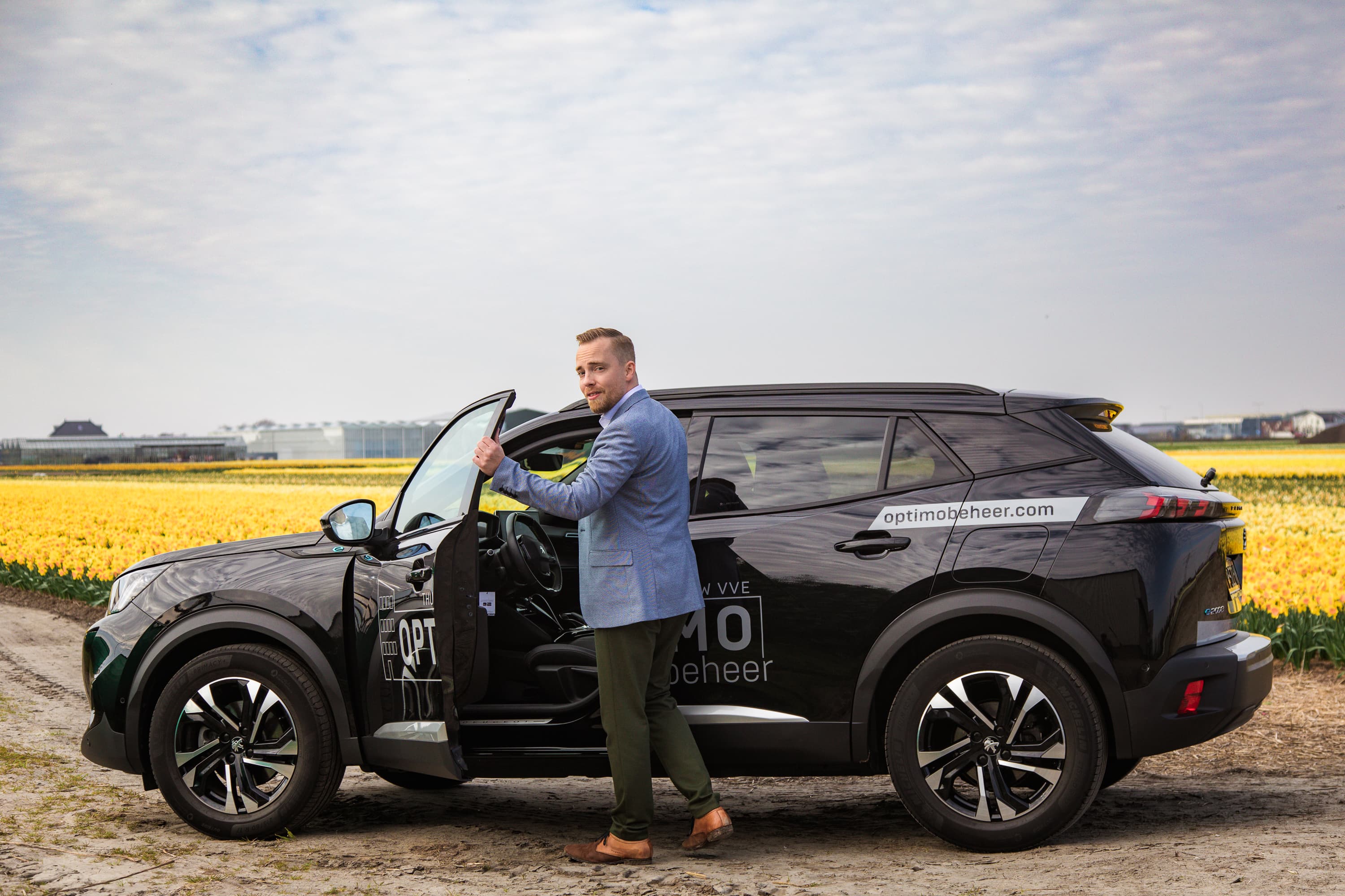 Personal Branding foto’s van Timo de Jong laten zien wie hij is. En ligt een tipje op van zijn gezinsleven, de omgeving waar hij opgroeide en nu werkt. Maar de beelden tonen ook de mensen met wie hij samenwerkt, zoals Jowy Ricardo en Stefan Vos.