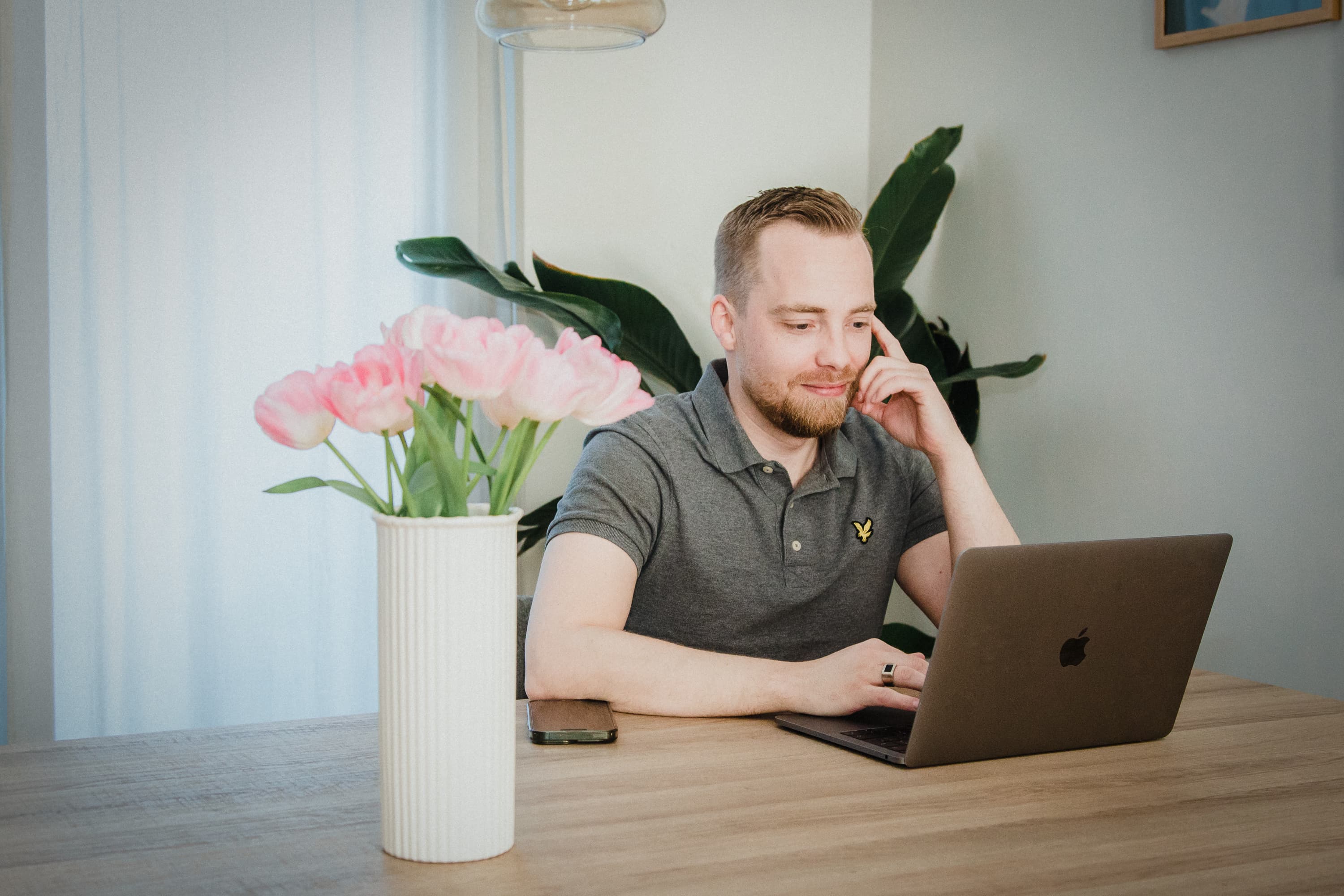 Personal Branding foto’s van Timo de Jong laten zien wie hij is. En ligt een tipje op van zijn gezinsleven, de omgeving waar hij opgroeide en nu werkt. Maar de beelden tonen ook de mensen met wie hij samenwerkt, zoals Jowy Ricardo en Stefan Vos.