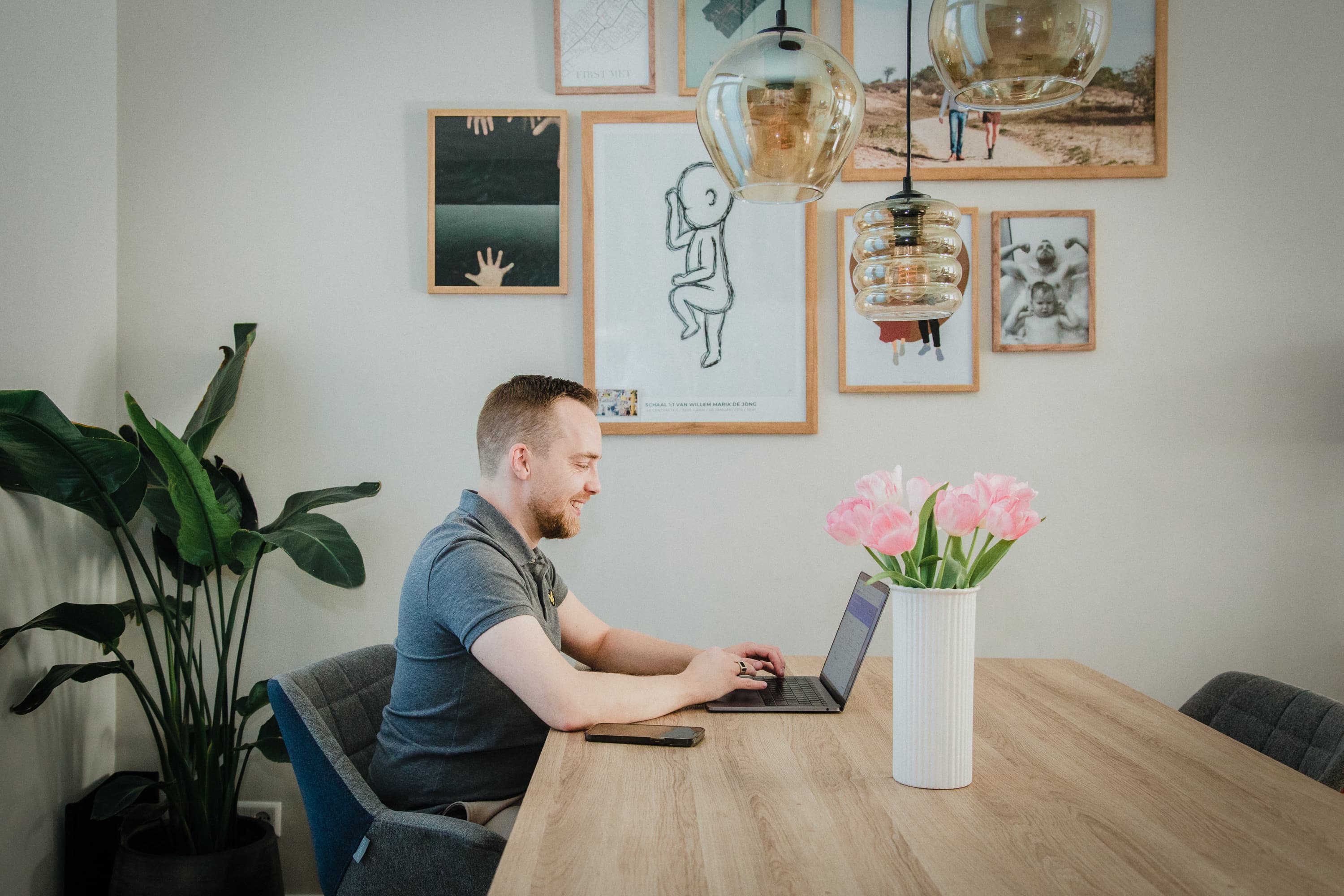 Personal Branding foto’s van Timo de Jong laten zien wie hij is. En ligt een tipje op van zijn gezinsleven, de omgeving waar hij opgroeide en nu werkt. Maar de beelden tonen ook de mensen met wie hij samenwerkt, zoals Jowy Ricardo en Stefan Vos.