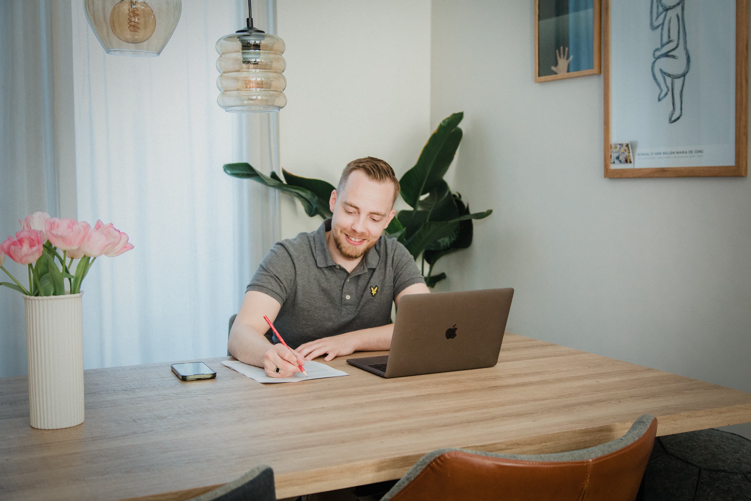 Personal Branding foto’s van Timo de Jong laten zien wie hij is. En ligt een tipje op van zijn gezinsleven, de omgeving waar hij opgroeide en nu werkt. Maar de beelden tonen ook de mensen met wie hij samenwerkt, zoals Jowy Ricardo en Stefan Vos.