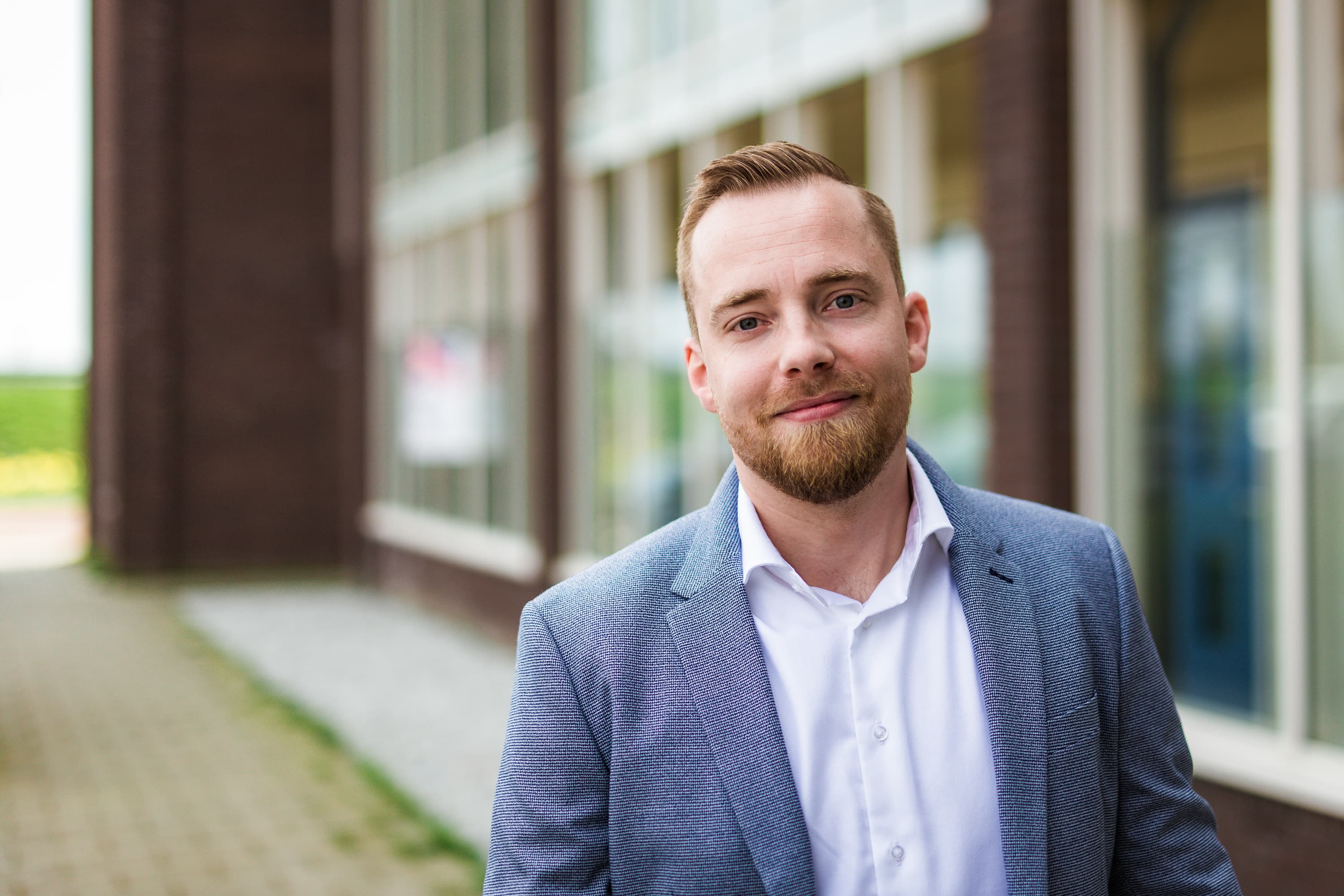 Personal Branding foto’s van Timo de Jong laten zien wie hij is. En ligt een tipje op van zijn gezinsleven, de omgeving waar hij opgroeide en nu werkt. Maar de beelden tonen ook de mensen met wie hij samenwerkt, zoals Jowy Ricardo en Stefan Vos.