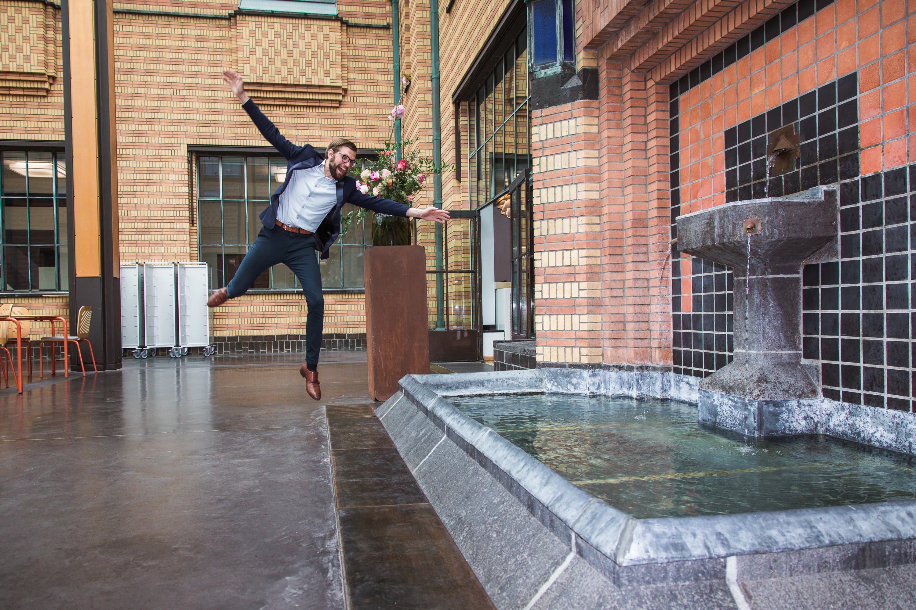 Deze personal Branding foto’s van Casper van Kalleveen zijn geïnspireerd door verschillende kunstwerken en attributen in het Kunstmuseum in Den Haag. Ze laten zien hoe Casper zelf uit zijn comfortzone probeert te ontsnappen.