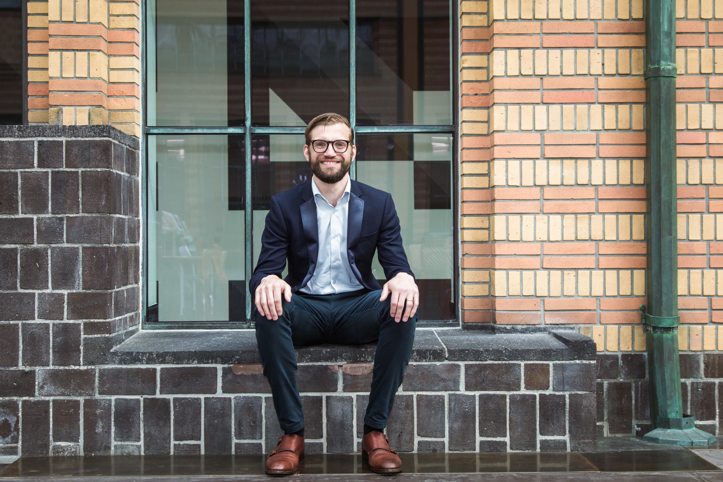 Deze personal Branding foto’s van Casper van Kalleveen zijn geïnspireerd door verschillende kunstwerken en attributen in het Kunstmuseum in Den Haag. Ze laten zien hoe Casper zelf uit zijn comfortzone probeert te ontsnappen.