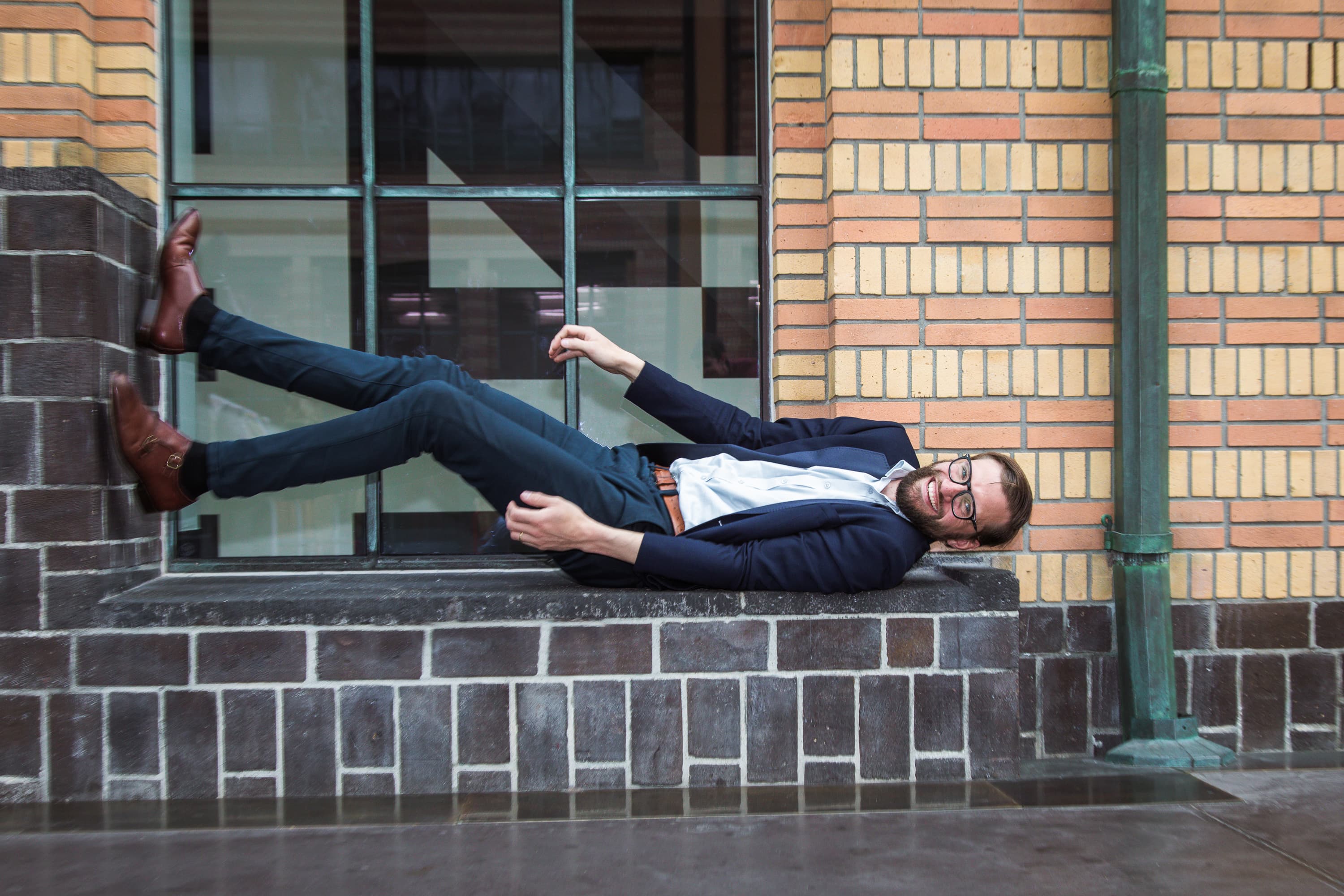 Deze personal Branding foto’s van Casper van Kalleveen zijn geïnspireerd door verschillende kunstwerken en attributen in het Kunstmuseum in Den Haag. Ze laten zien hoe Casper zelf uit zijn comfortzone probeert te ontsnappen.