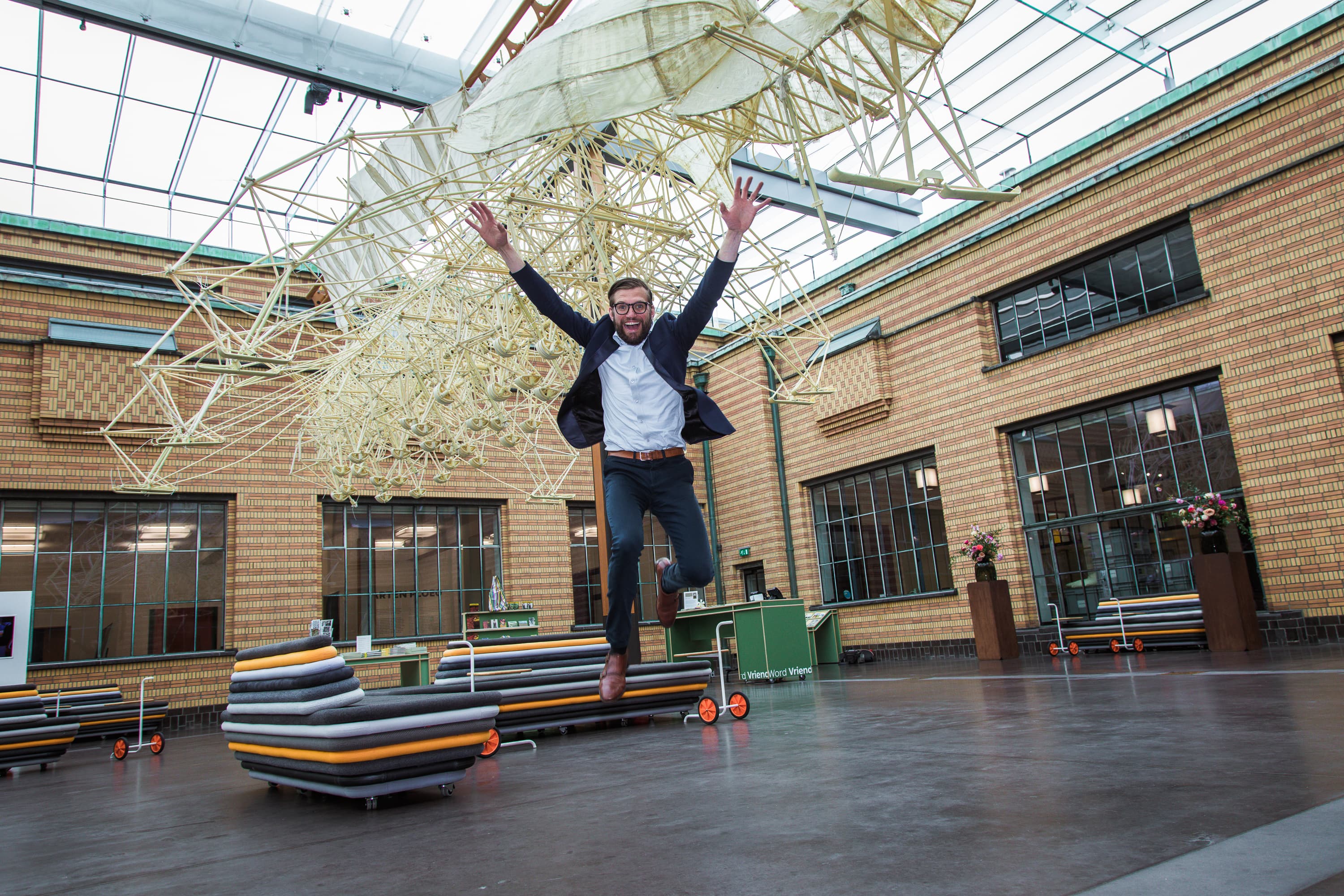 Deze personal Branding foto’s van Casper van Kalleveen zijn geïnspireerd door verschillende kunstwerken en attributen in het Kunstmuseum in Den Haag. Ze laten zien hoe Casper zelf uit zijn comfortzone probeert te ontsnappen.