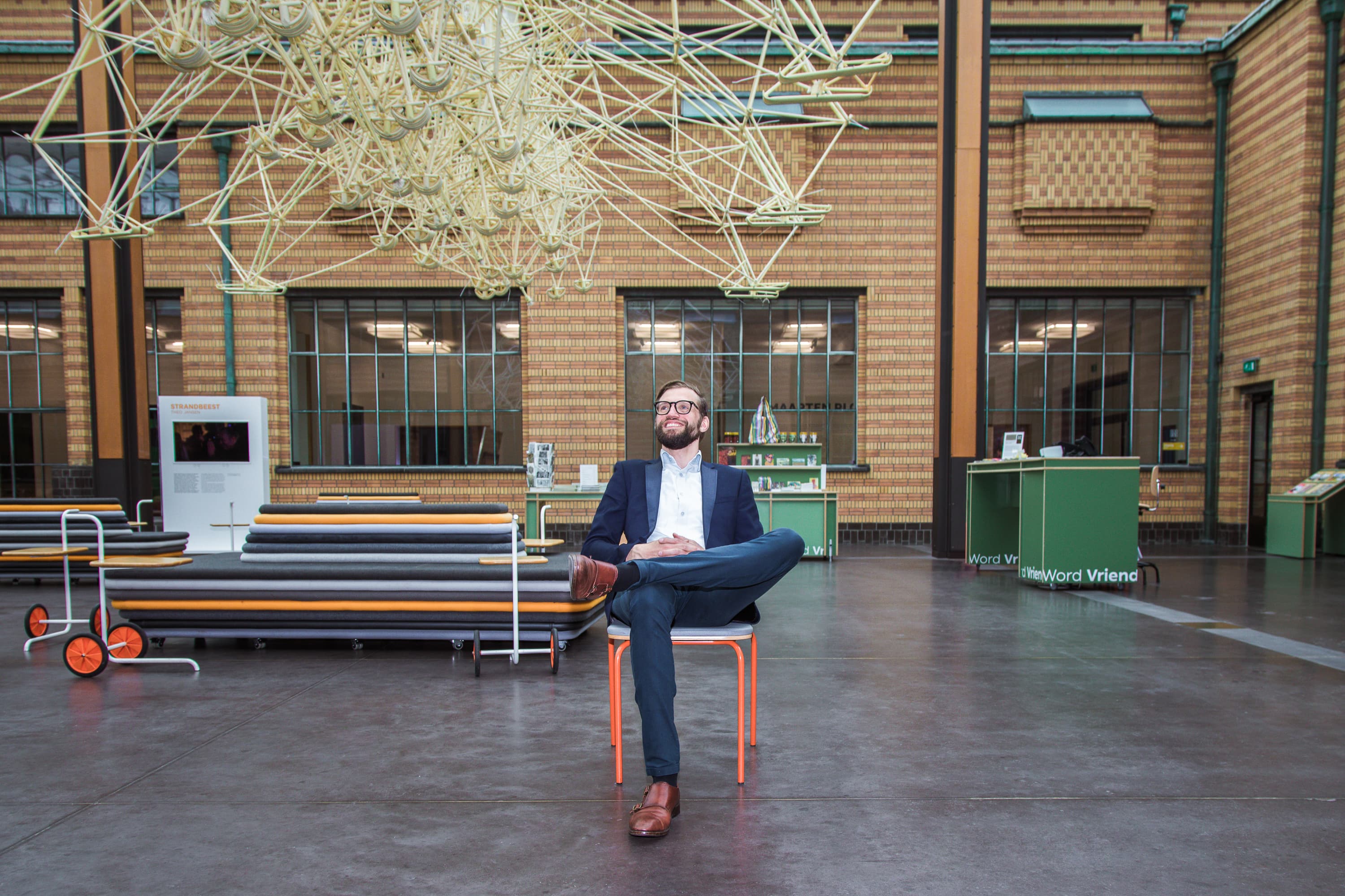 Deze personal Branding foto’s van Casper van Kalleveen zijn geïnspireerd door verschillende kunstwerken en attributen in het Kunstmuseum in Den Haag. Ze laten zien hoe Casper zelf uit zijn comfortzone probeert te ontsnappen.