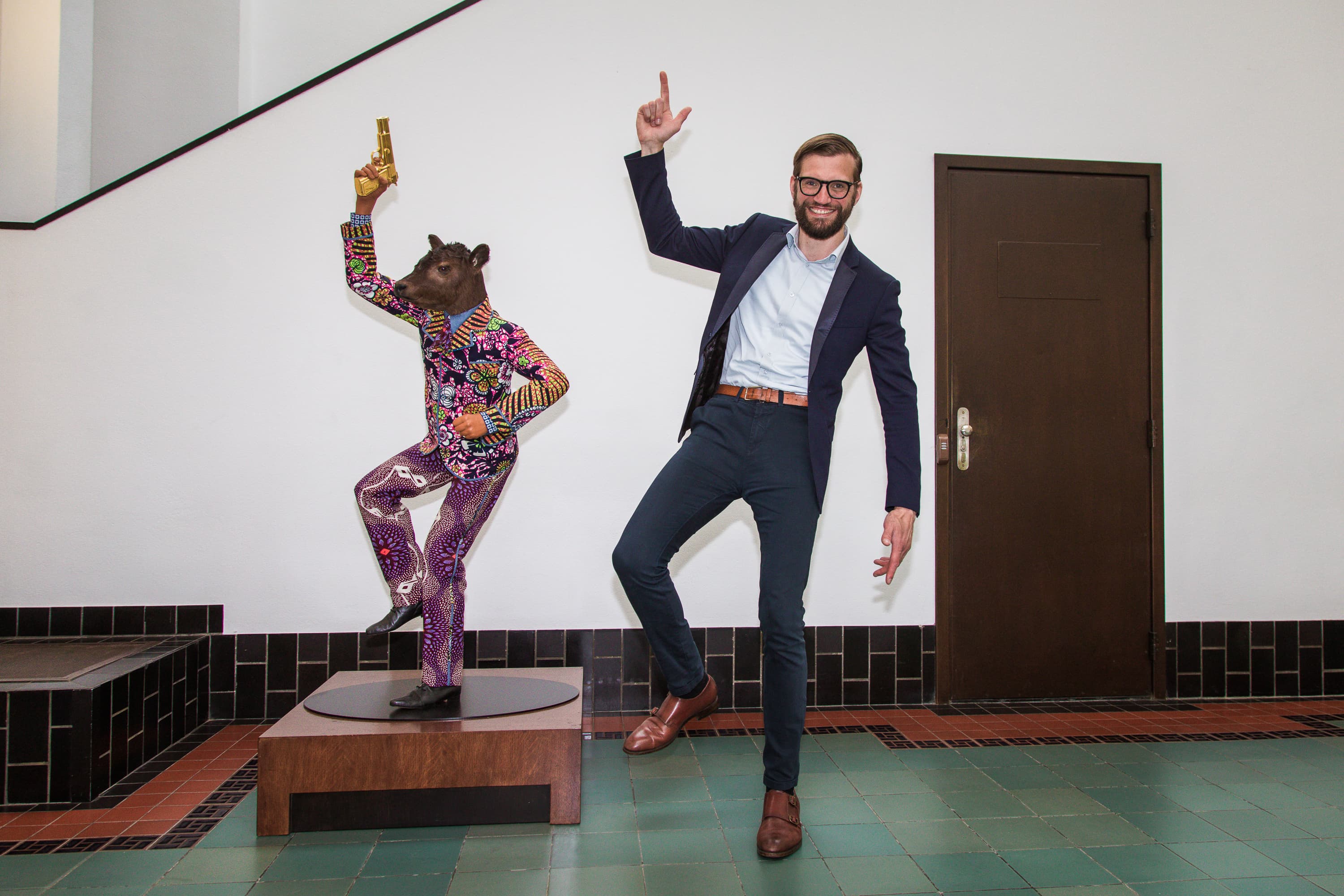 Deze personal Branding foto’s van Casper van Kalleveen zijn geïnspireerd door verschillende kunstwerken en attributen in het Kunstmuseum in Den Haag. Ze laten zien hoe Casper zelf uit zijn comfortzone probeert te ontsnappen.