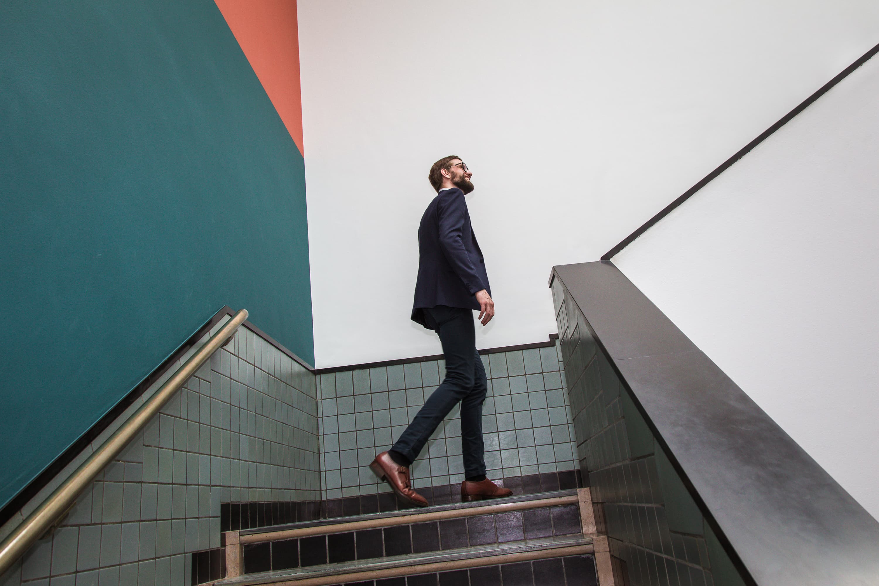 Deze personal Branding foto’s van Casper van Kalleveen zijn geïnspireerd door verschillende kunstwerken en attributen in het Kunstmuseum in Den Haag. Ze laten zien hoe Casper zelf uit zijn comfortzone probeert te ontsnappen.