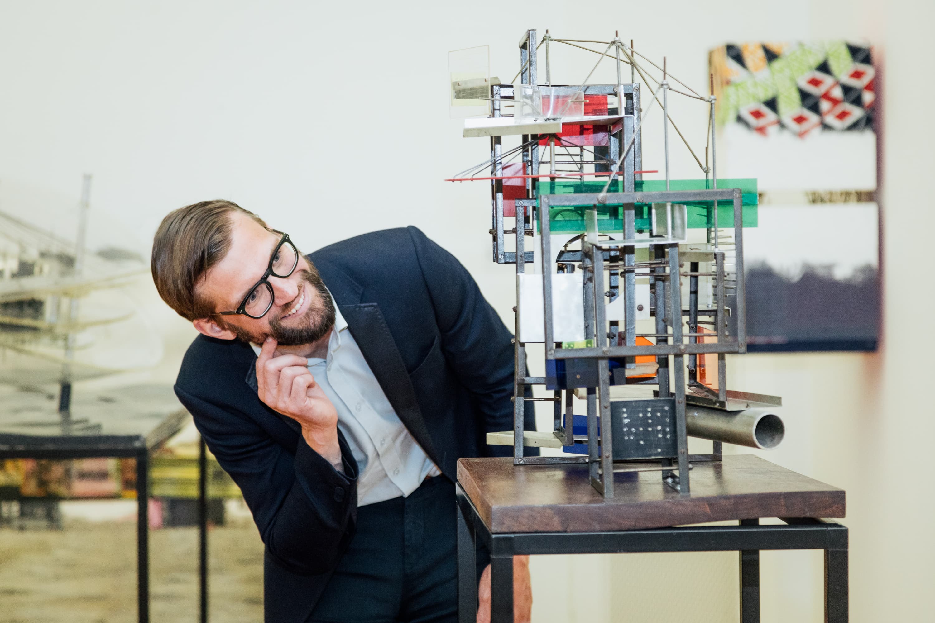 Deze personal Branding foto’s van Casper van Kalleveen zijn geïnspireerd door verschillende kunstwerken en attributen in het Kunstmuseum in Den Haag. Ze laten zien hoe Casper zelf uit zijn comfortzone probeert te ontsnappen.