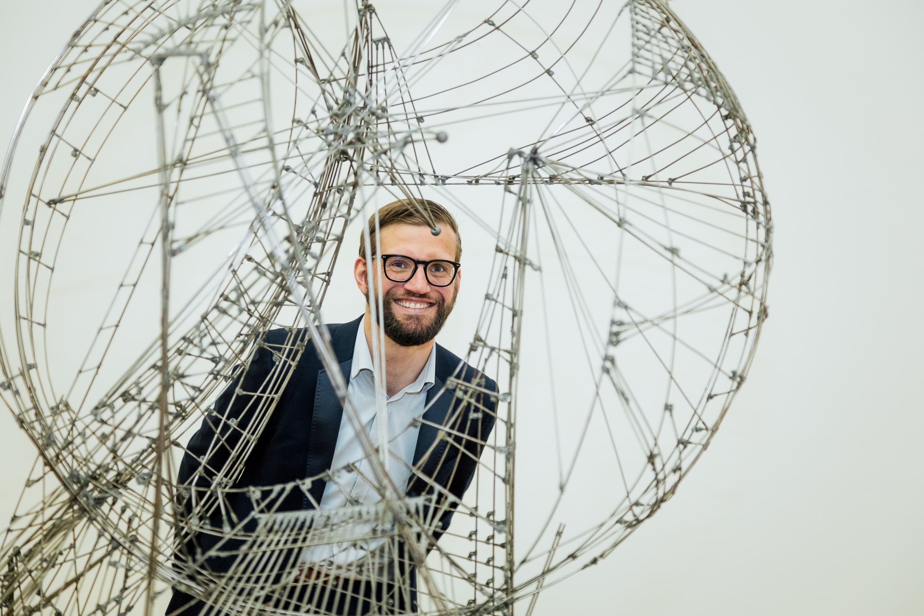 Deze personal Branding foto’s van Casper van Kalleveen zijn geïnspireerd door verschillende kunstwerken en attributen in het Kunstmuseum in Den Haag. Ze laten zien hoe Casper zelf uit zijn comfortzone probeert te ontsnappen.