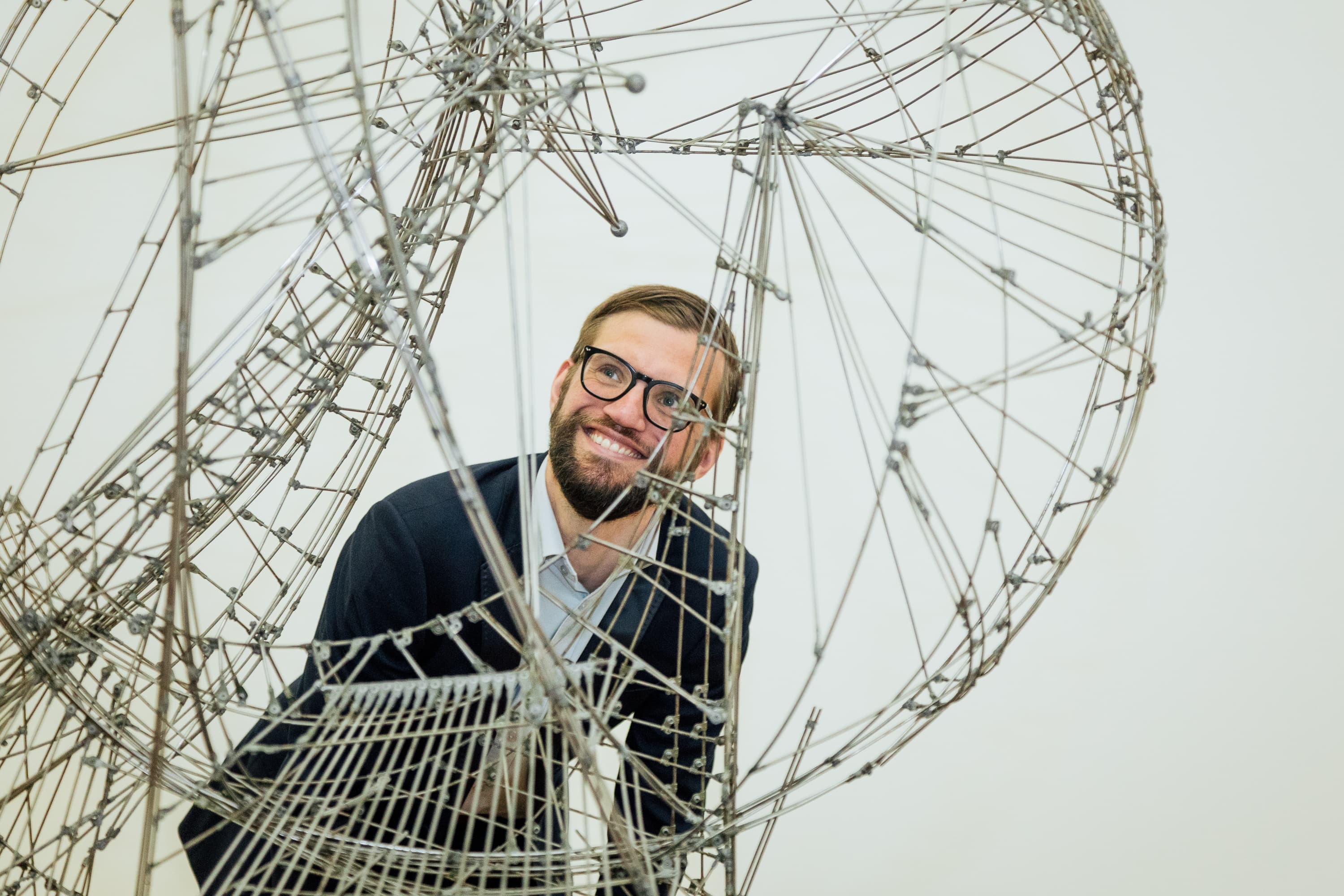 Deze personal Branding foto’s van Casper van Kalleveen zijn geïnspireerd door verschillende kunstwerken en attributen in het Kunstmuseum in Den Haag. Ze laten zien hoe Casper zelf uit zijn comfortzone probeert te ontsnappen.