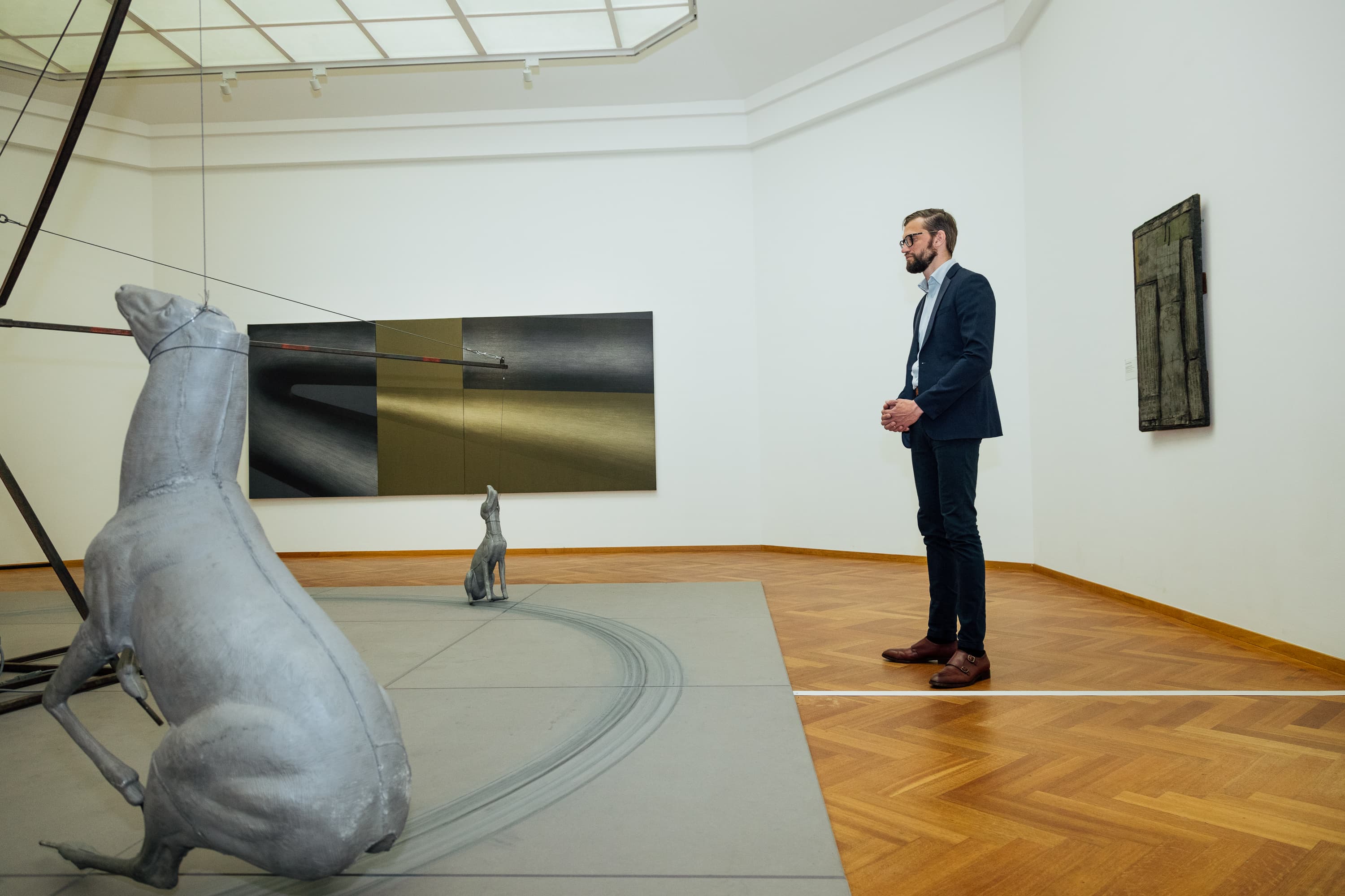 Deze personal Branding foto’s van Casper van Kalleveen zijn geïnspireerd door verschillende kunstwerken en attributen in het Kunstmuseum in Den Haag. Ze laten zien hoe Casper zelf uit zijn comfortzone probeert te ontsnappen.