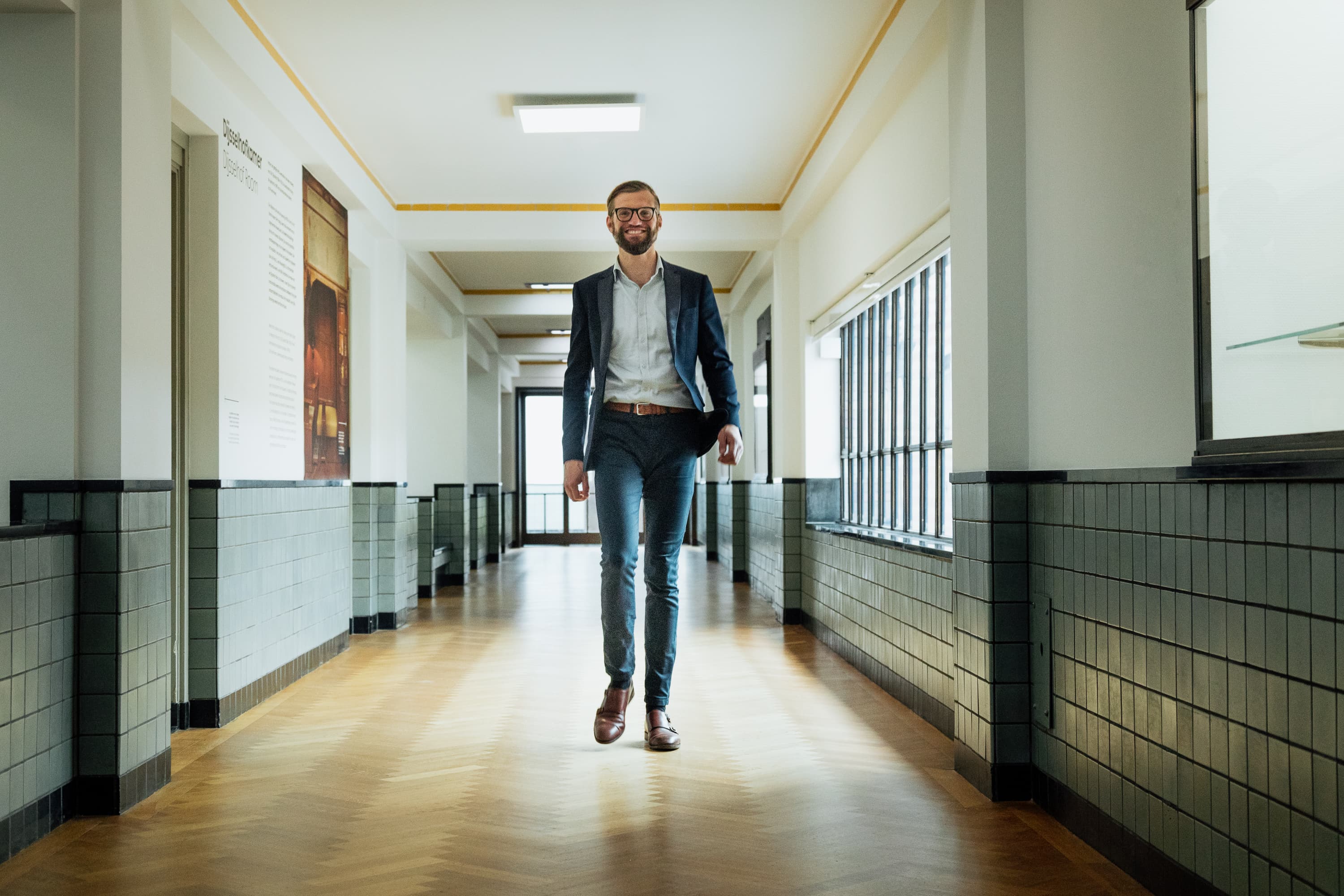 Deze personal Branding foto’s van Casper van Kalleveen zijn geïnspireerd door verschillende kunstwerken en attributen in het Kunstmuseum in Den Haag. Ze laten zien hoe Casper zelf uit zijn comfortzone probeert te ontsnappen.