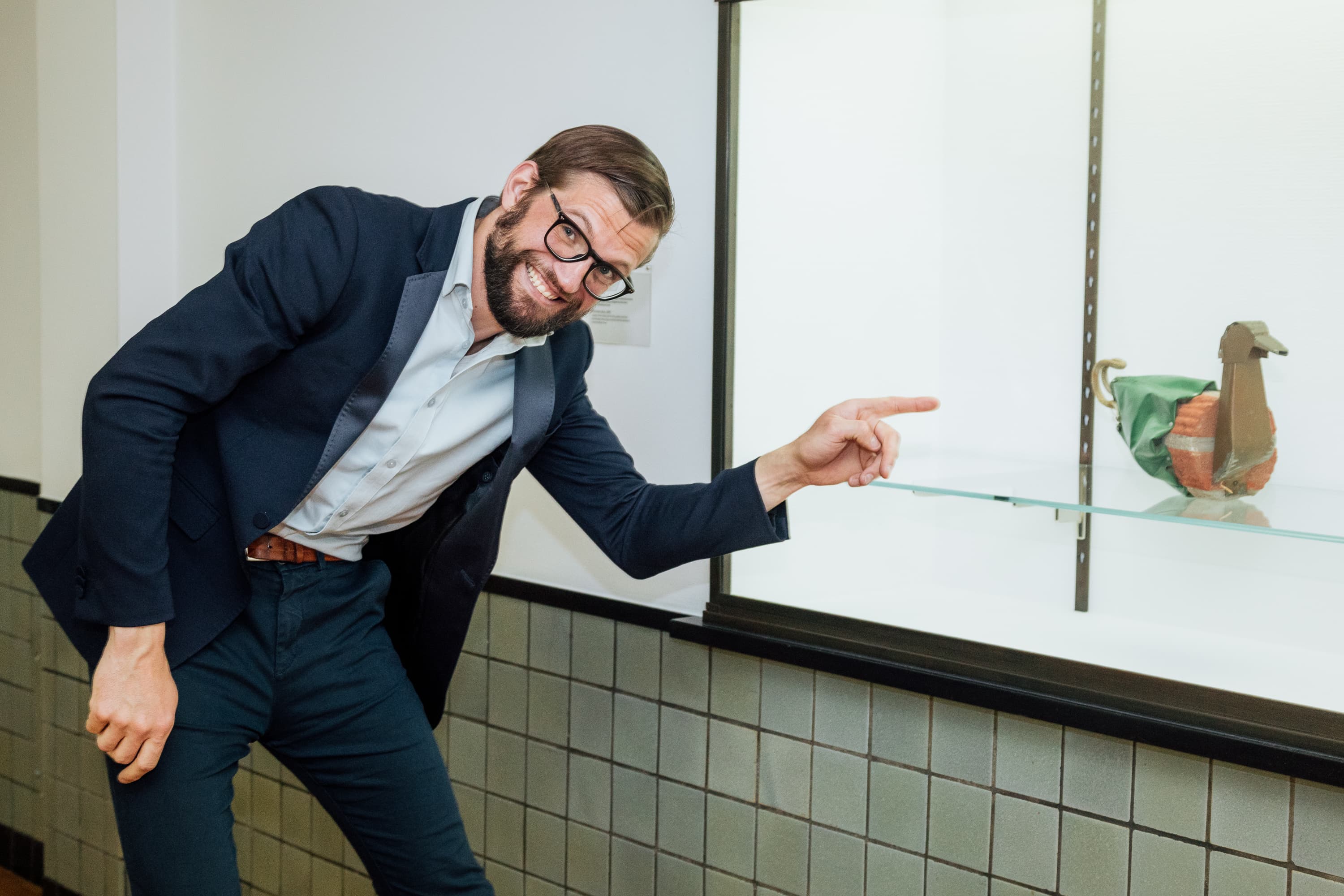 Deze personal Branding foto’s van Casper van Kalleveen zijn geïnspireerd door verschillende kunstwerken en attributen in het Kunstmuseum in Den Haag. Ze laten zien hoe Casper zelf uit zijn comfortzone probeert te ontsnappen.