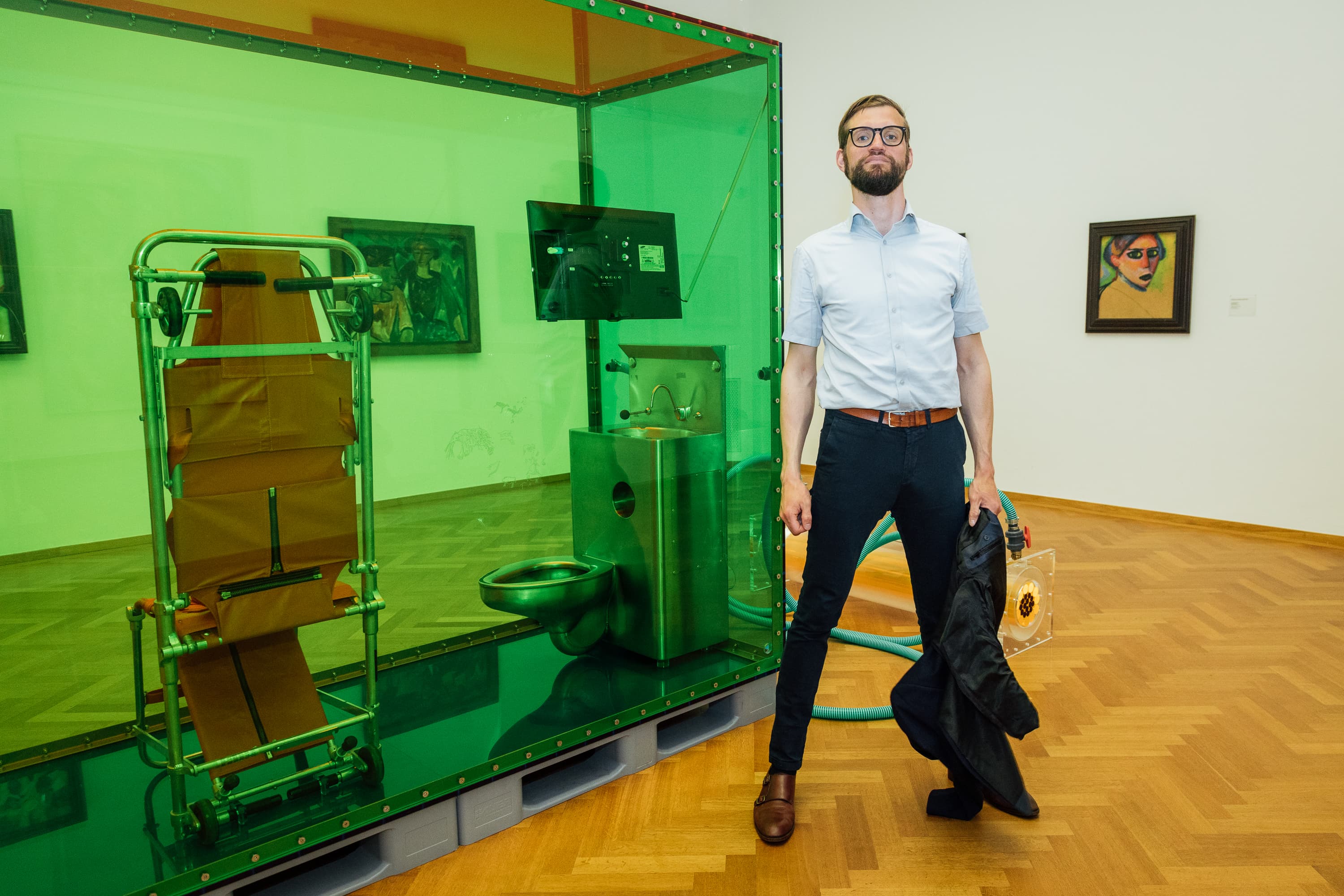 Deze personal Branding foto’s van Casper van Kalleveen zijn geïnspireerd door verschillende kunstwerken en attributen in het Kunstmuseum in Den Haag. Ze laten zien hoe Casper zelf uit zijn comfortzone probeert te ontsnappen.