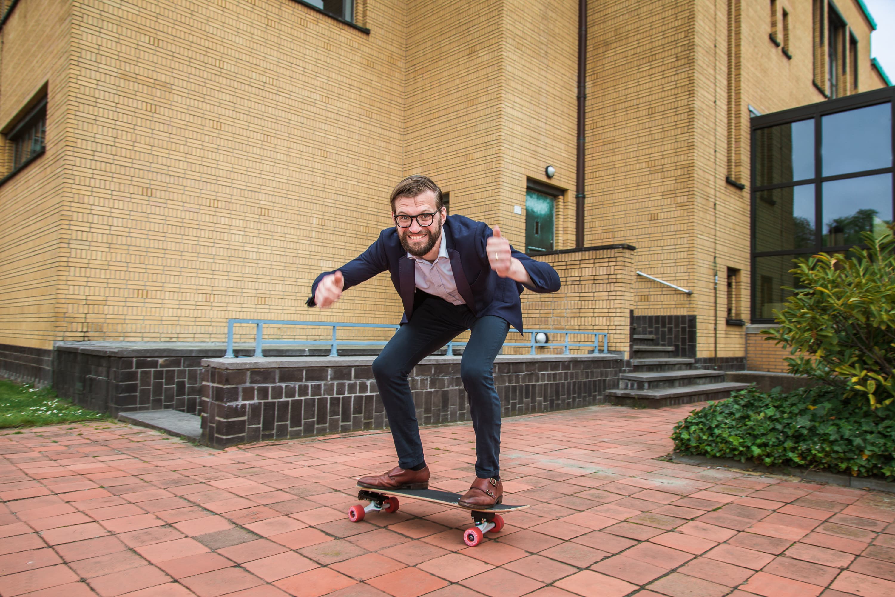 Deze personal Branding foto’s van Casper van Kalleveen zijn geïnspireerd door verschillende kunstwerken en attributen in het Kunstmuseum in Den Haag. Ze laten zien hoe Casper zelf uit zijn comfortzone probeert te ontsnappen.